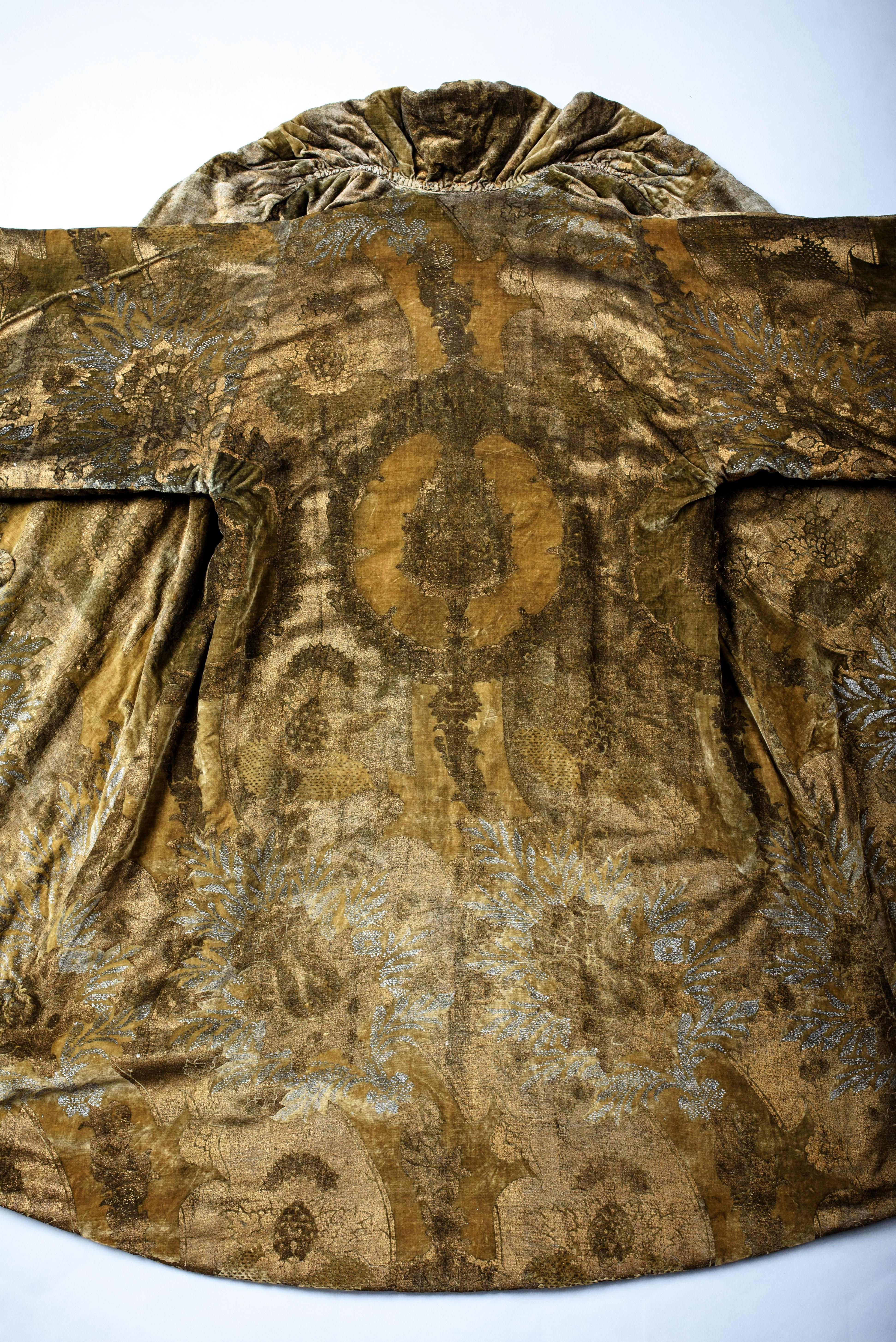 A Mariano Fortuny Gold and Silver Printed Velvet Evening Coat -Venice Circa 1925 5