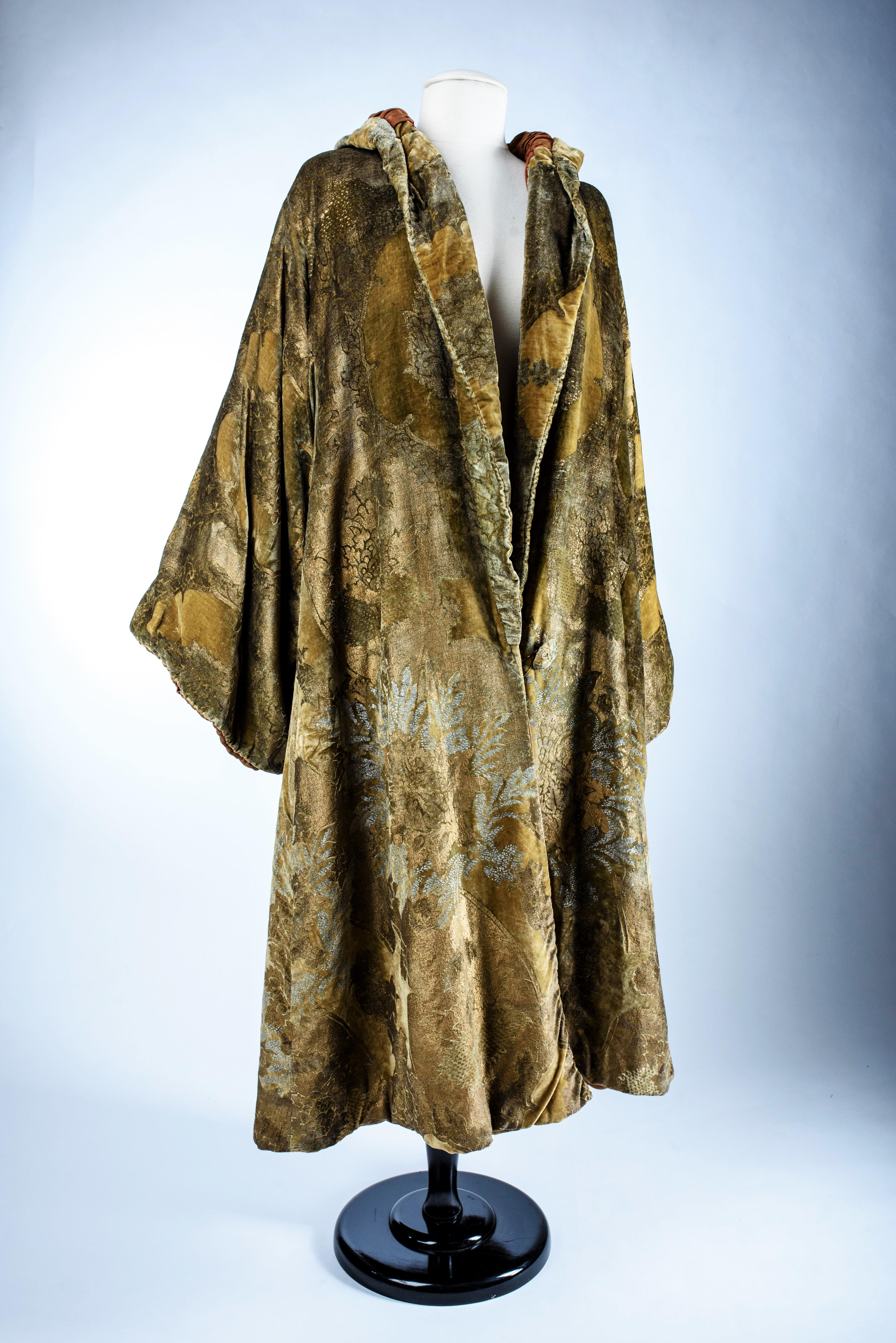 A Mariano Fortuny Gold and Silver Printed Velvet Evening Coat -Venice Circa 1925 11