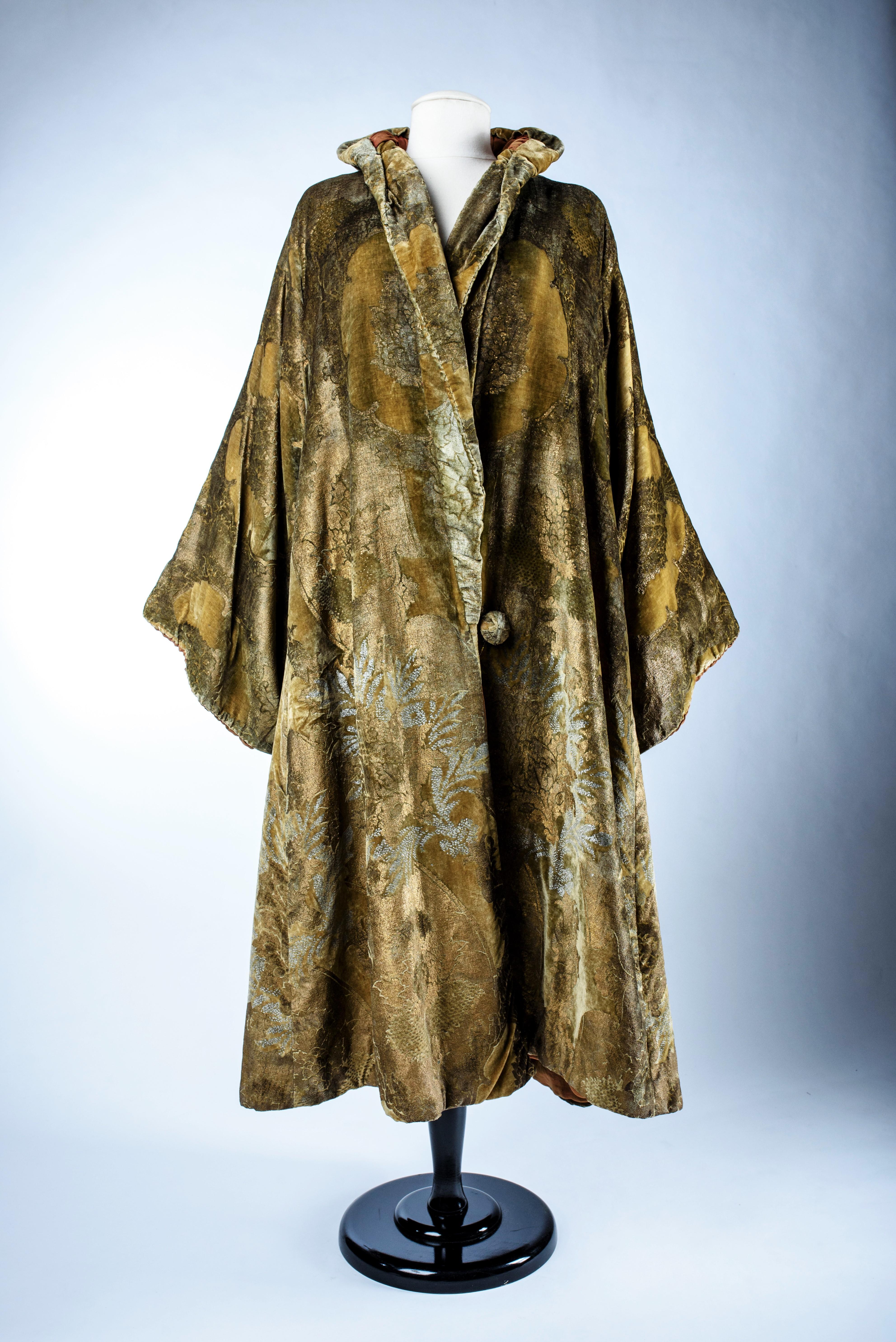 A Mariano Fortuny Gold and Silver Printed Velvet Evening Coat -Venice Circa 1925 12