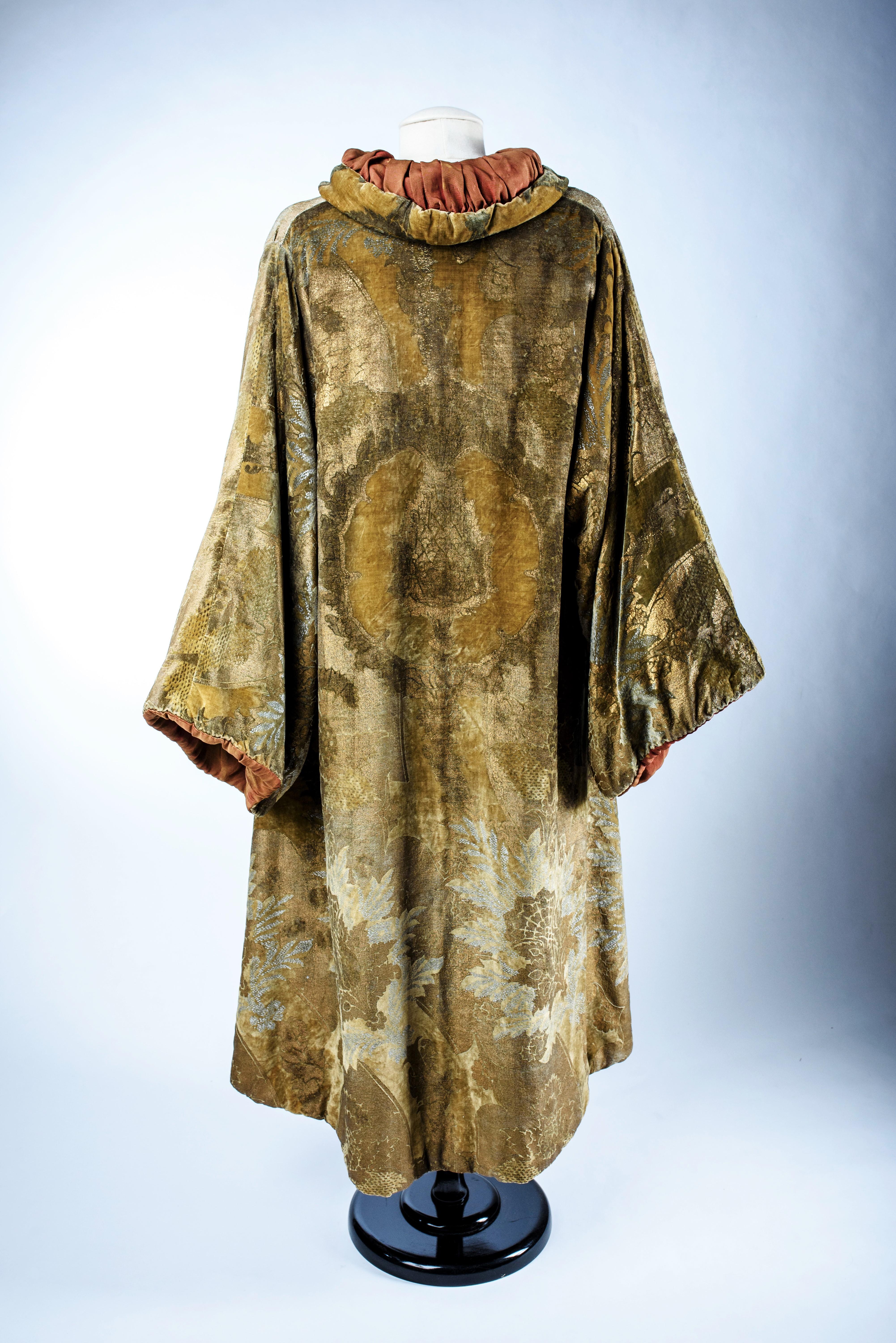 A Mariano Fortuny Gold and Silver Printed Velvet Evening Coat -Venice Circa 1925 13