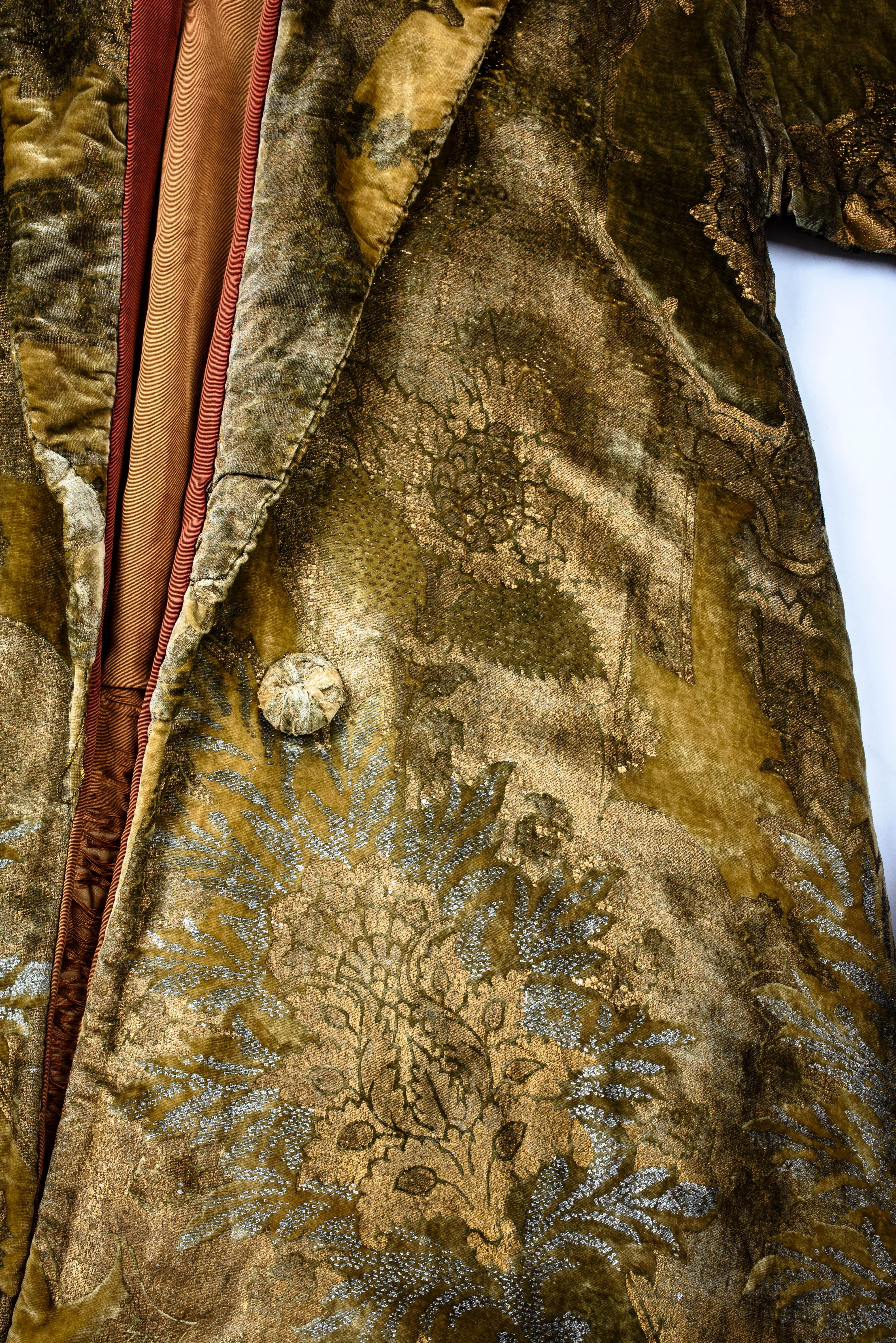 A Mariano Fortuny Gold and Silver Printed Velvet Evening Coat -Venice Circa 1925 In Good Condition In Toulon, FR