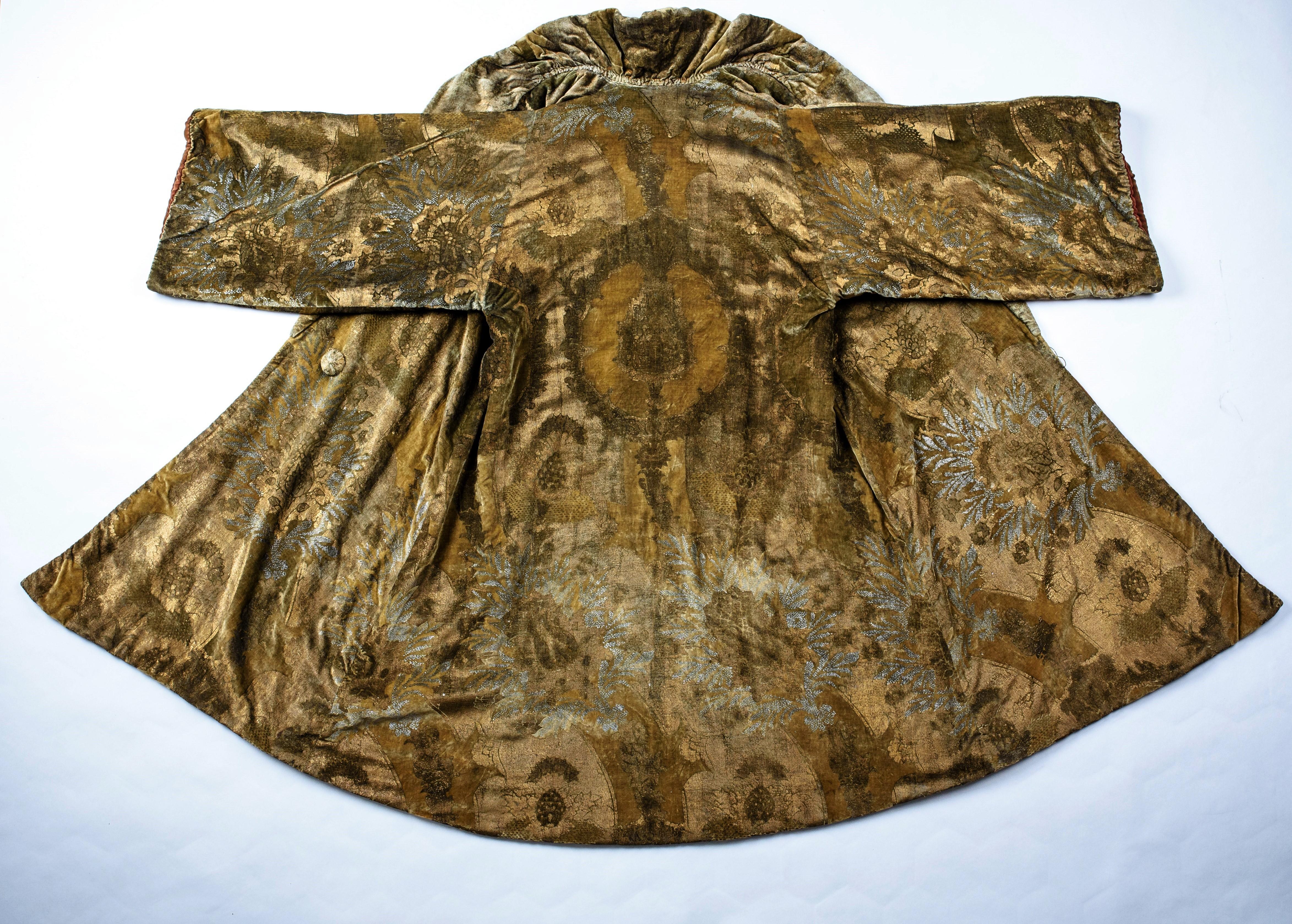 A Mariano Fortuny Gold and Silver Printed Velvet Evening Coat -Venice Circa 1925 4