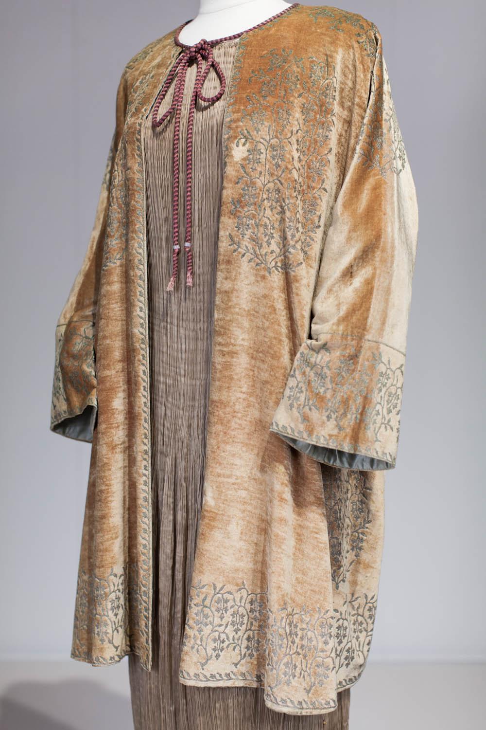 A Mariano Fortuny Velvet Gold Printed Kaftan Coat - Venice Circa 1915/1925 2