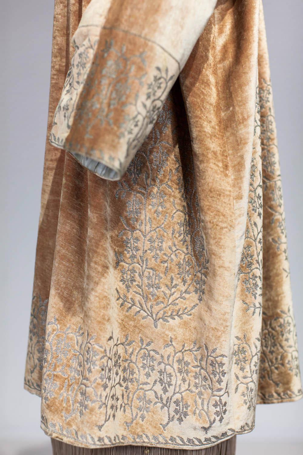 A Mariano Fortuny Velvet Gold Printed Kaftan Coat - Venice Circa 1915/1925 4