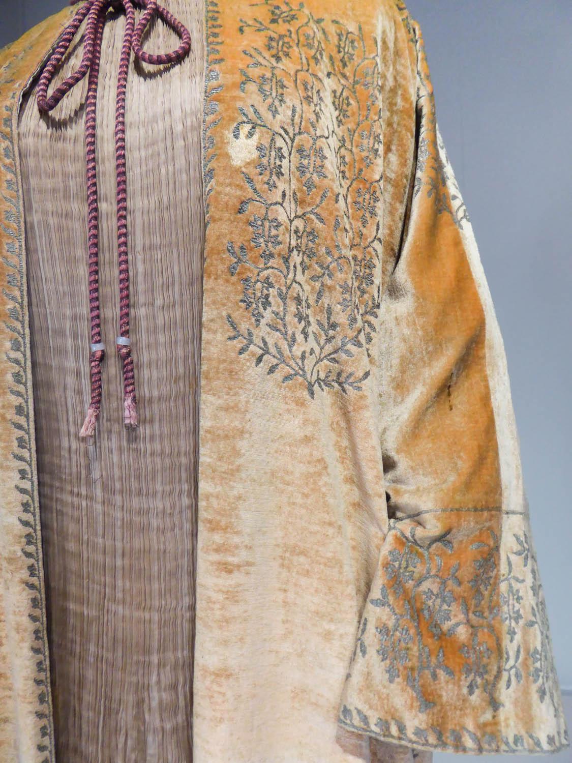 A Mariano Fortuny Velvet Gold Printed Kaftan Coat - Venice Circa 1915/1925 In Excellent Condition In Toulon, FR