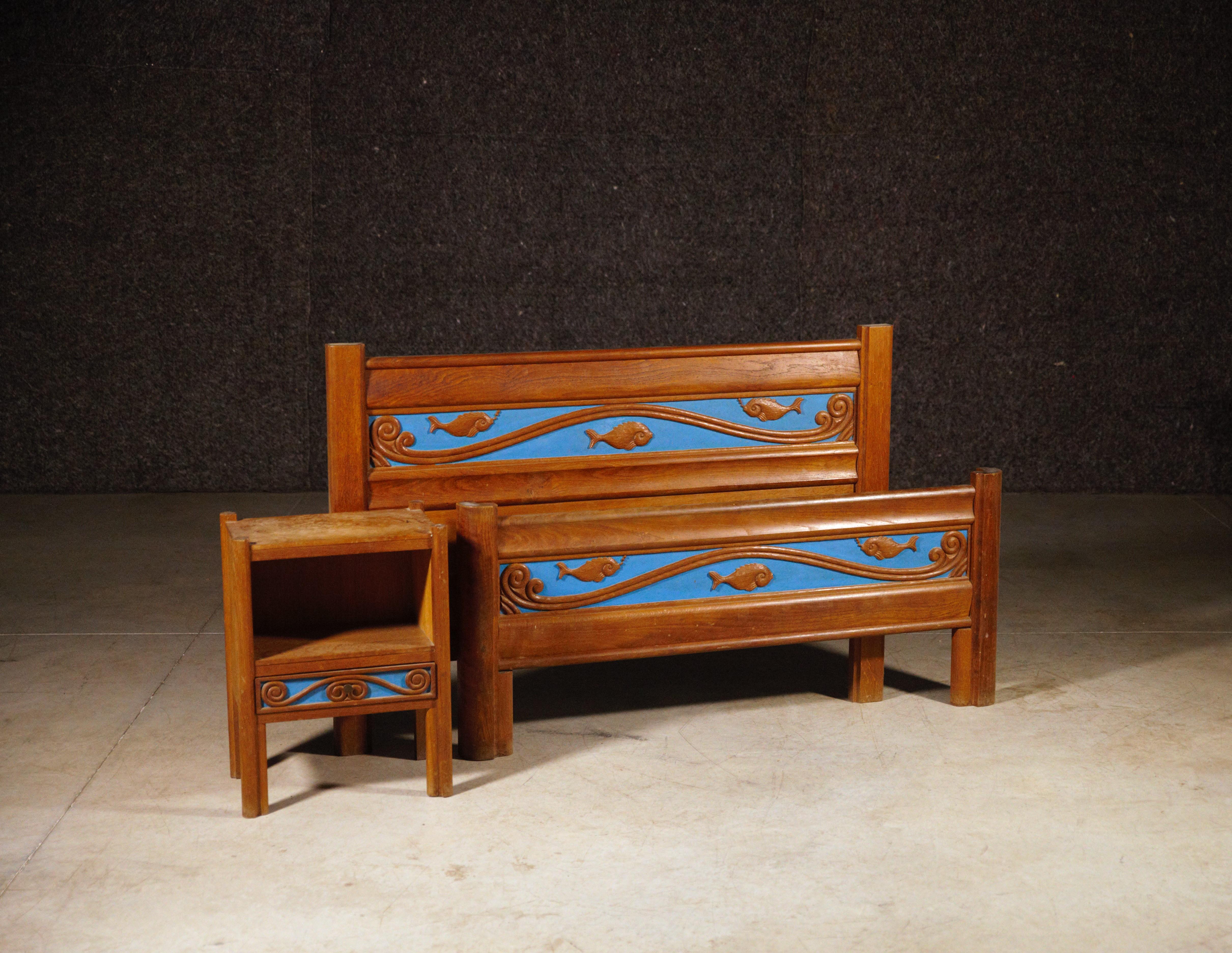 A Marine Theme bed and his bedside table bu Joseph Savina.

In sculpted oak and painted.

Original condition.

Rare model.