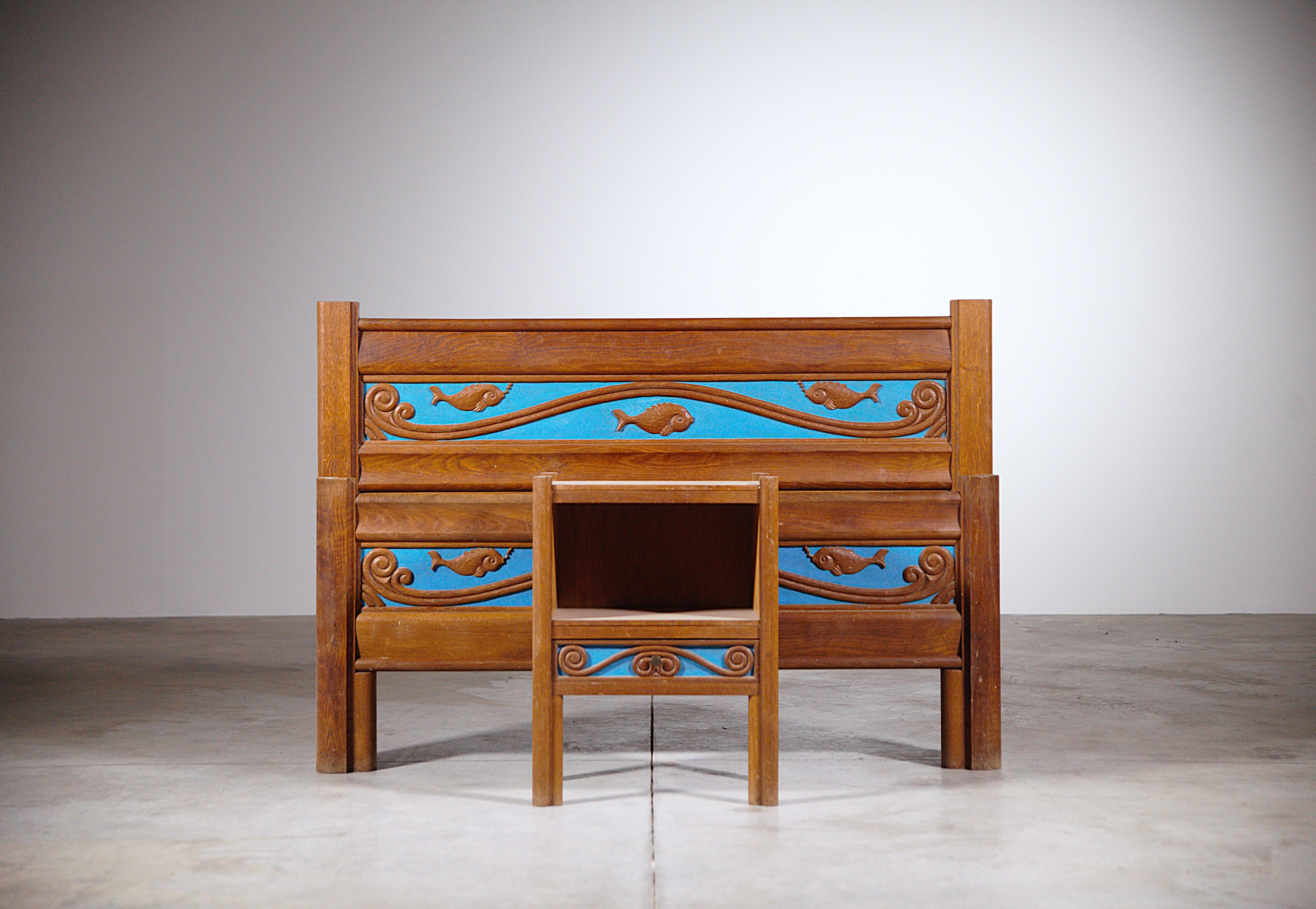 A Marine Theme bed and his bedside table by Joseph Savina.

In sculpted oak and painted.

Original condition.

Rare model.

Composed of : 2 headboard / 1 beside table / 2 bed rails