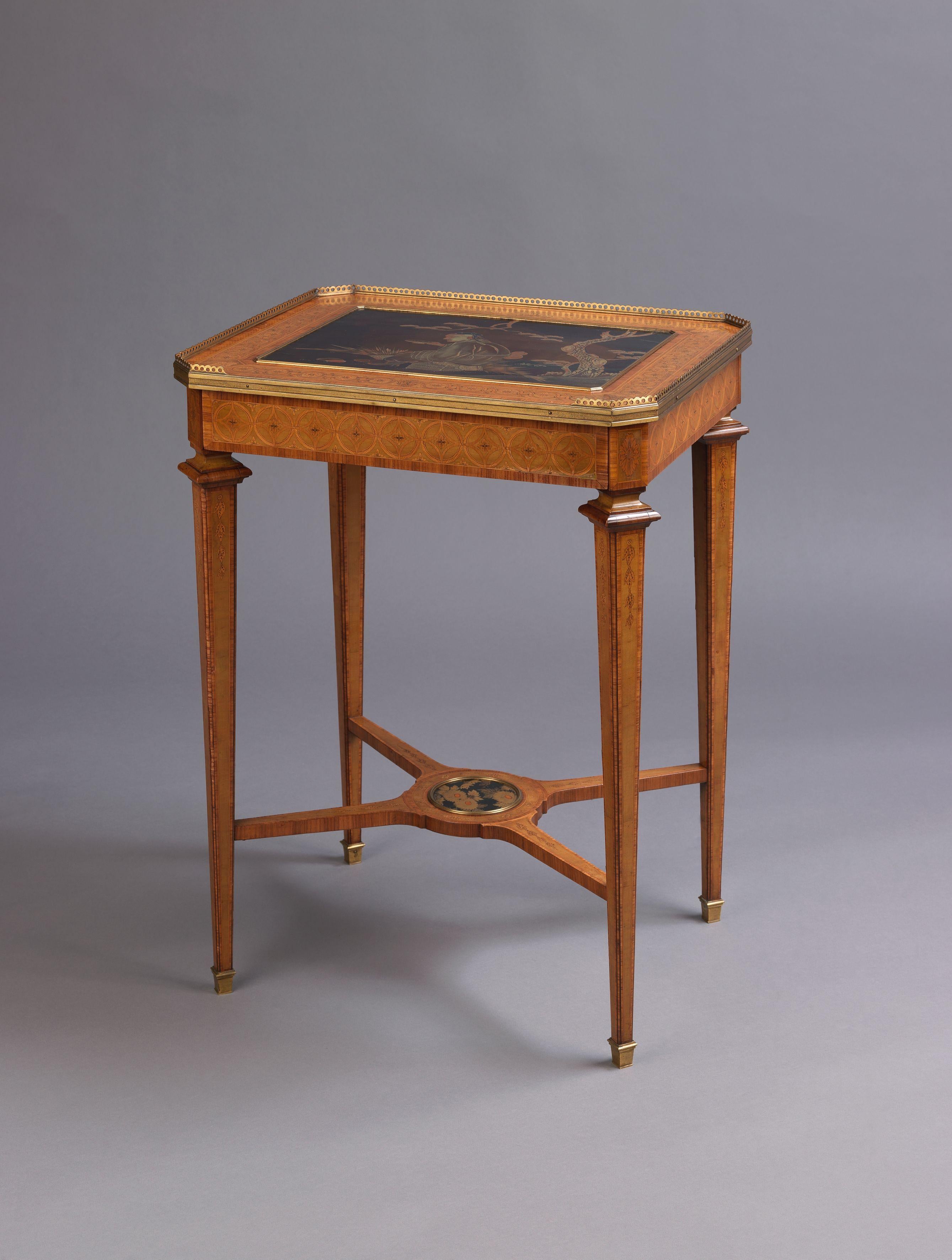 Une belle table marquetée avec un plateau en laque, vendue par Boin-Taburet. 

France, circa 1880. 

Estampillée sur la face inférieure « Boin-Taburet ». 

Cette petite table d'appoint attrayante et inhabituelle est finement incrustée d'un