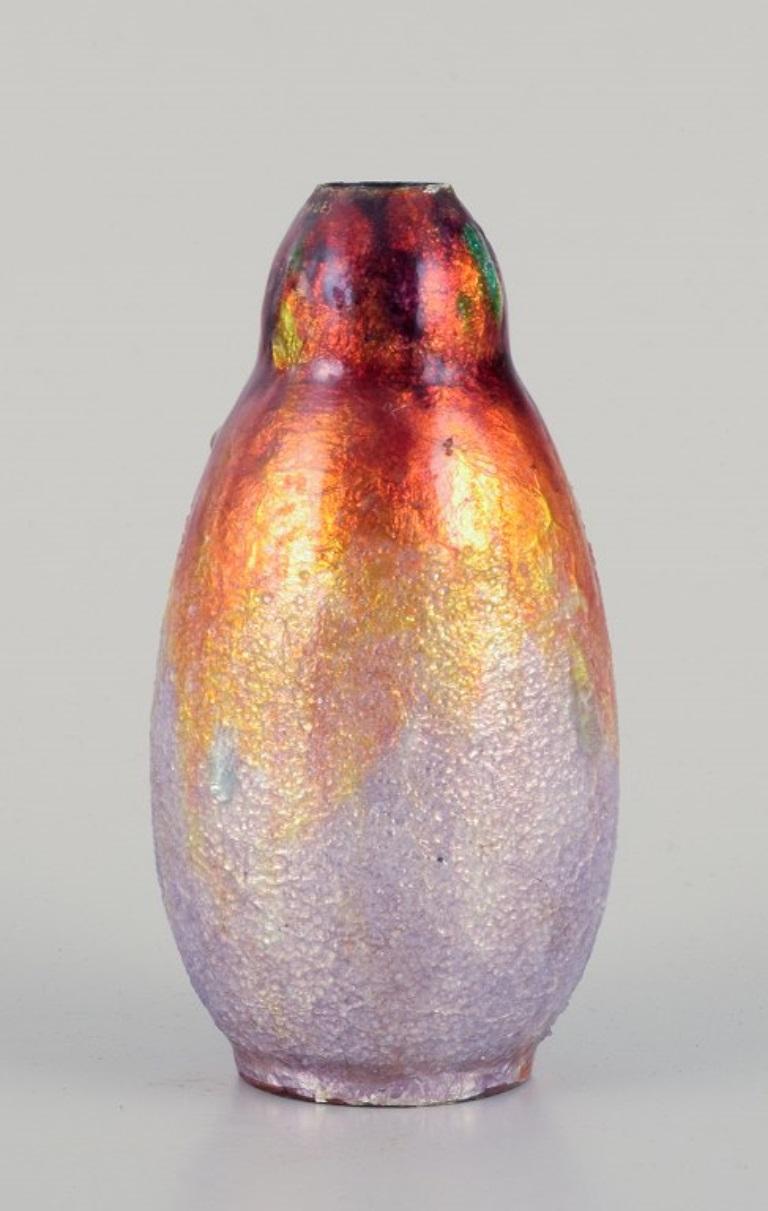A. Marti per Limoges, Francia.
Vaso lavorato a smalto con decorazione in smalto policromo.
Metà del XX secolo.
Firmato.
In perfette condizioni. Il raccordo in ottone è mancante nella parte inferiore.
Dimensioni: H. 11,5 cm x 6,0 cm.