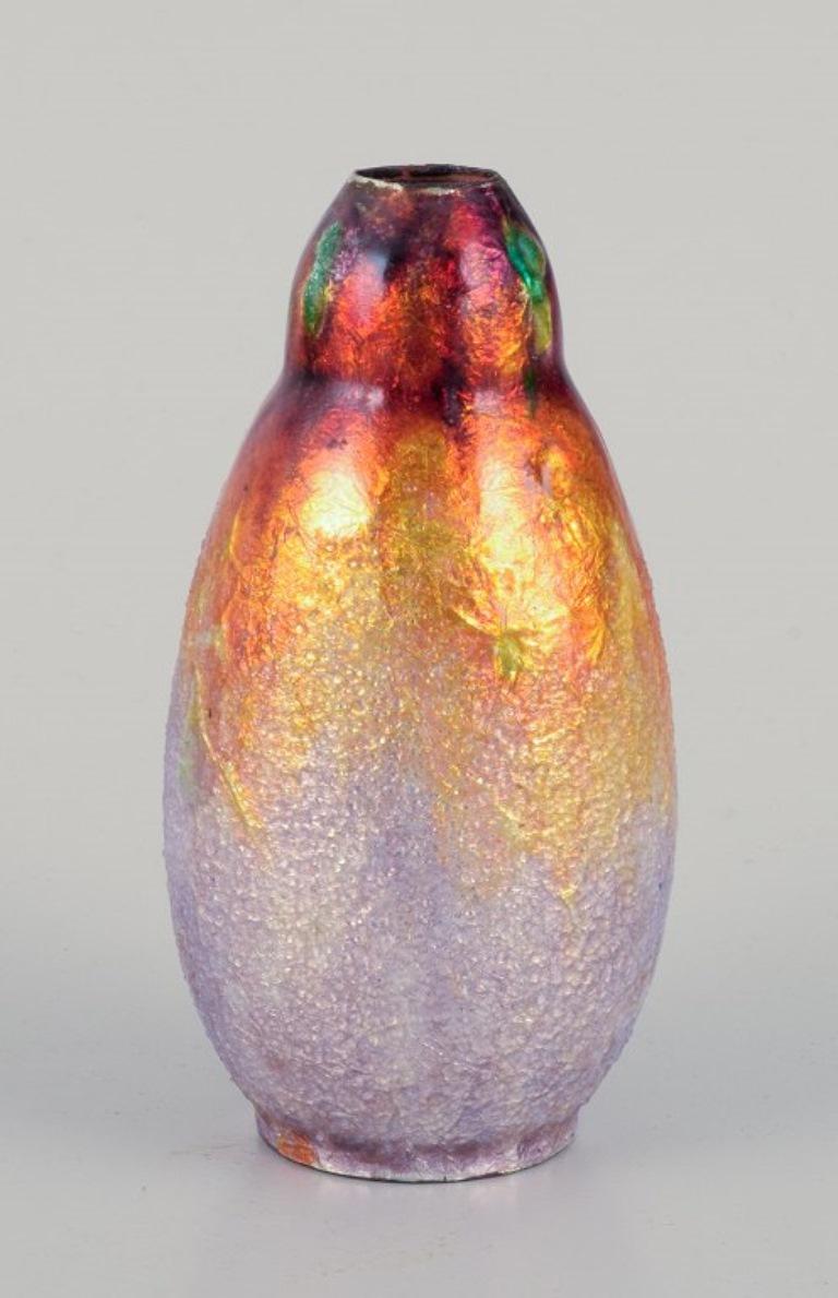 Francese A. Marti per Limoges, Francia. Vaso in metallo con decorazione a smalto in vendita