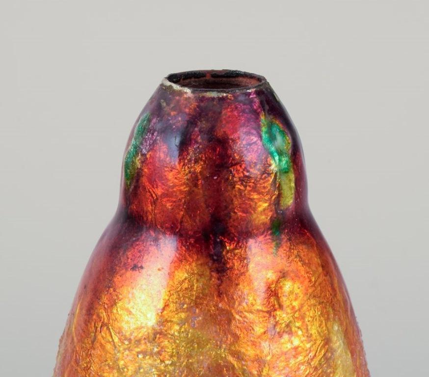 Smaltato A. Marti per Limoges, Francia. Vaso in metallo con decorazione a smalto in vendita