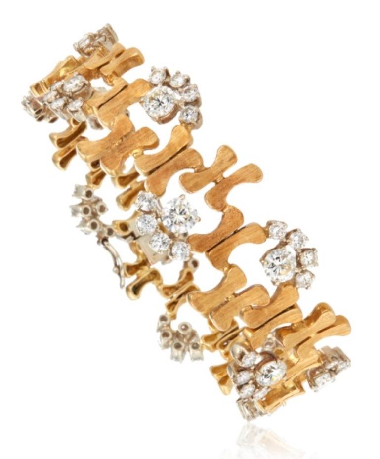 Un Maravilloso Conjunto de Pulsera y Pendientes de Diamantes y Oro de 18 kt de Estilo Art Déco.  Compuesta por 8-10 quilates de diamantes redondos, oro amarillo y blanco de 18 quilates, cada pieza es de una calidad y artesanía soberbias.  Preciosa