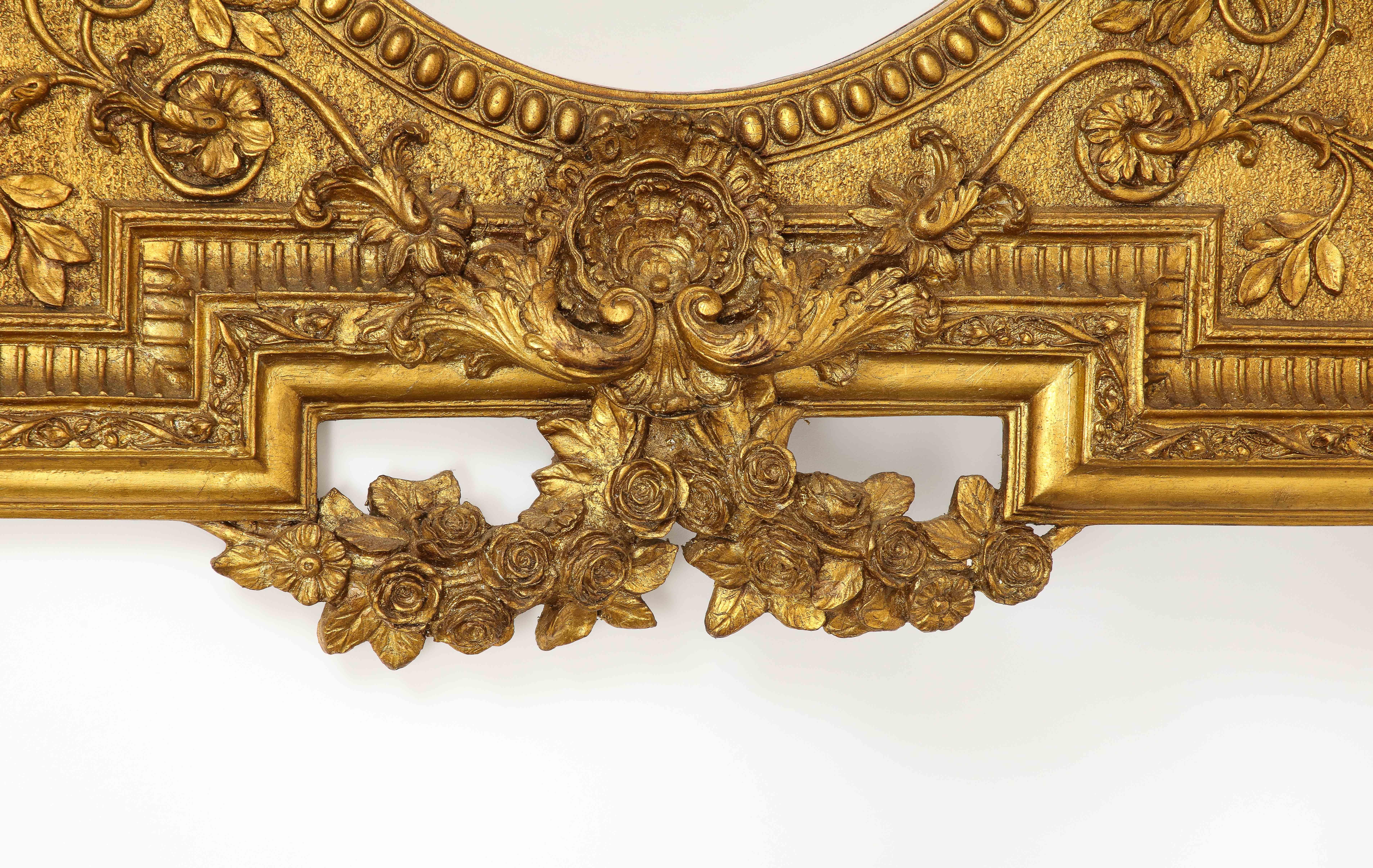 Magnifique miroir biseauté en bois doré français sculpté à la main avec motifs de vignes florales en vente 2