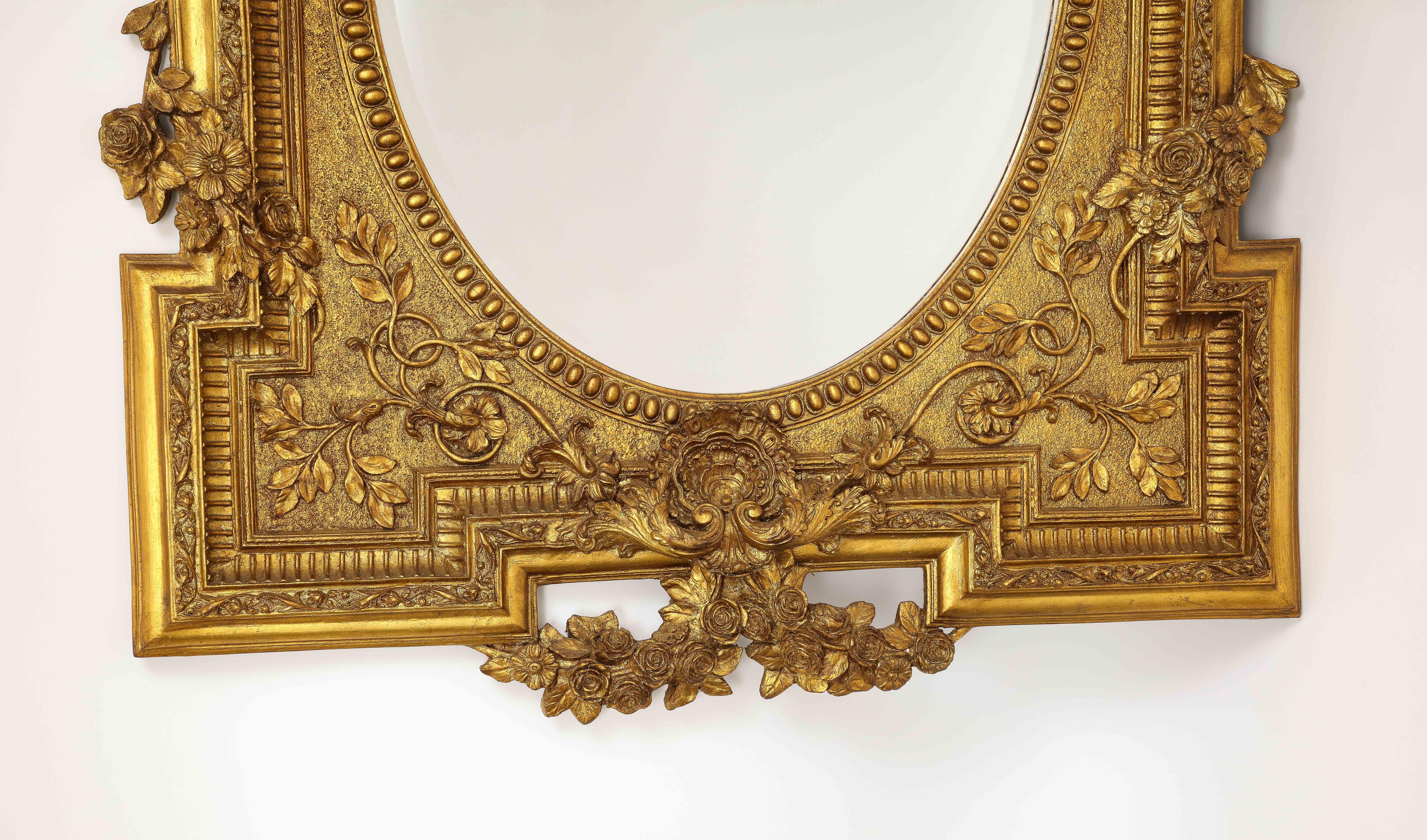 Français Magnifique miroir biseauté en bois doré français sculpté à la main avec motifs de vignes florales en vente