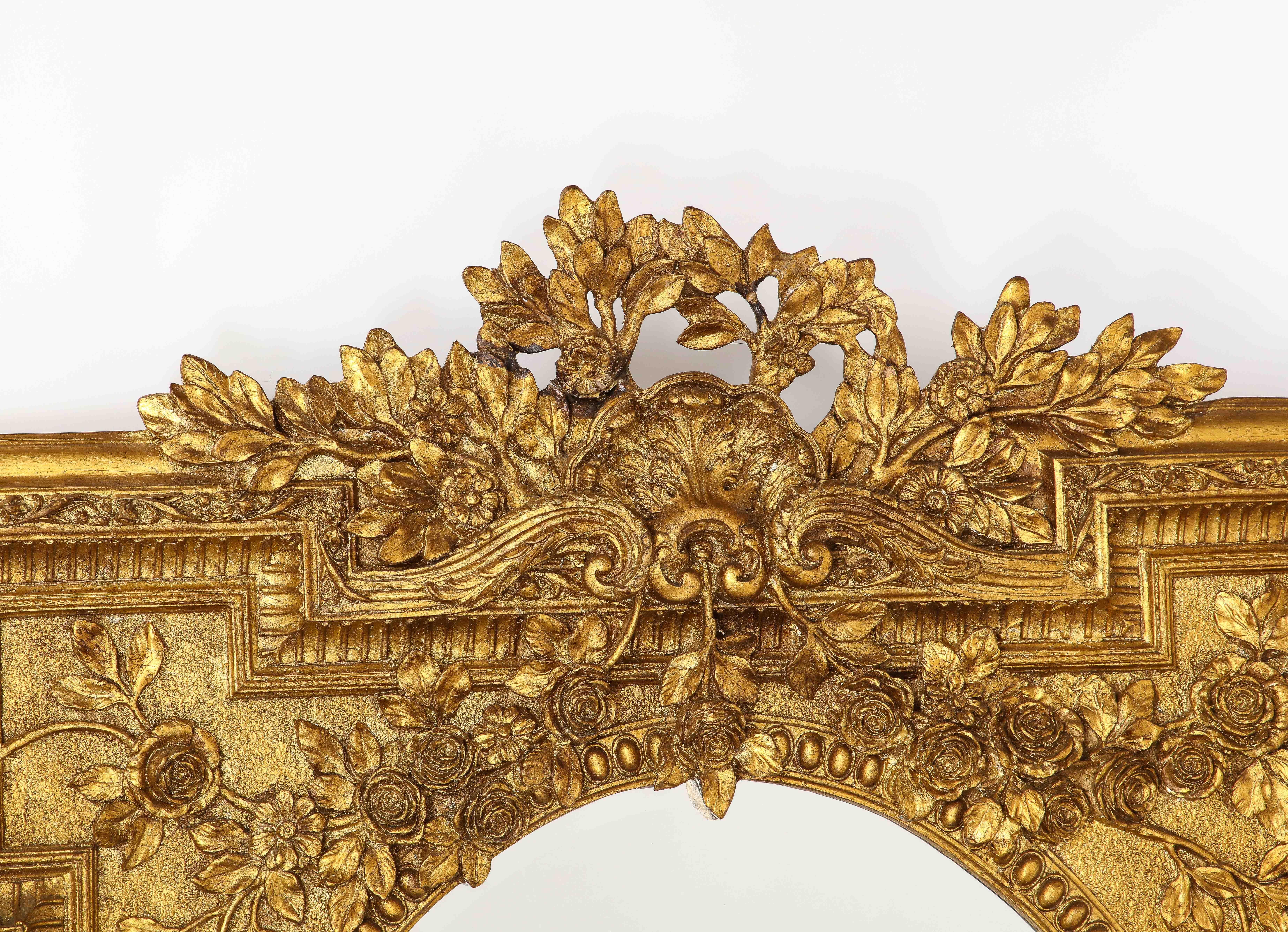 Sculpté à la main Magnifique miroir biseauté en bois doré français sculpté à la main avec motifs de vignes florales en vente