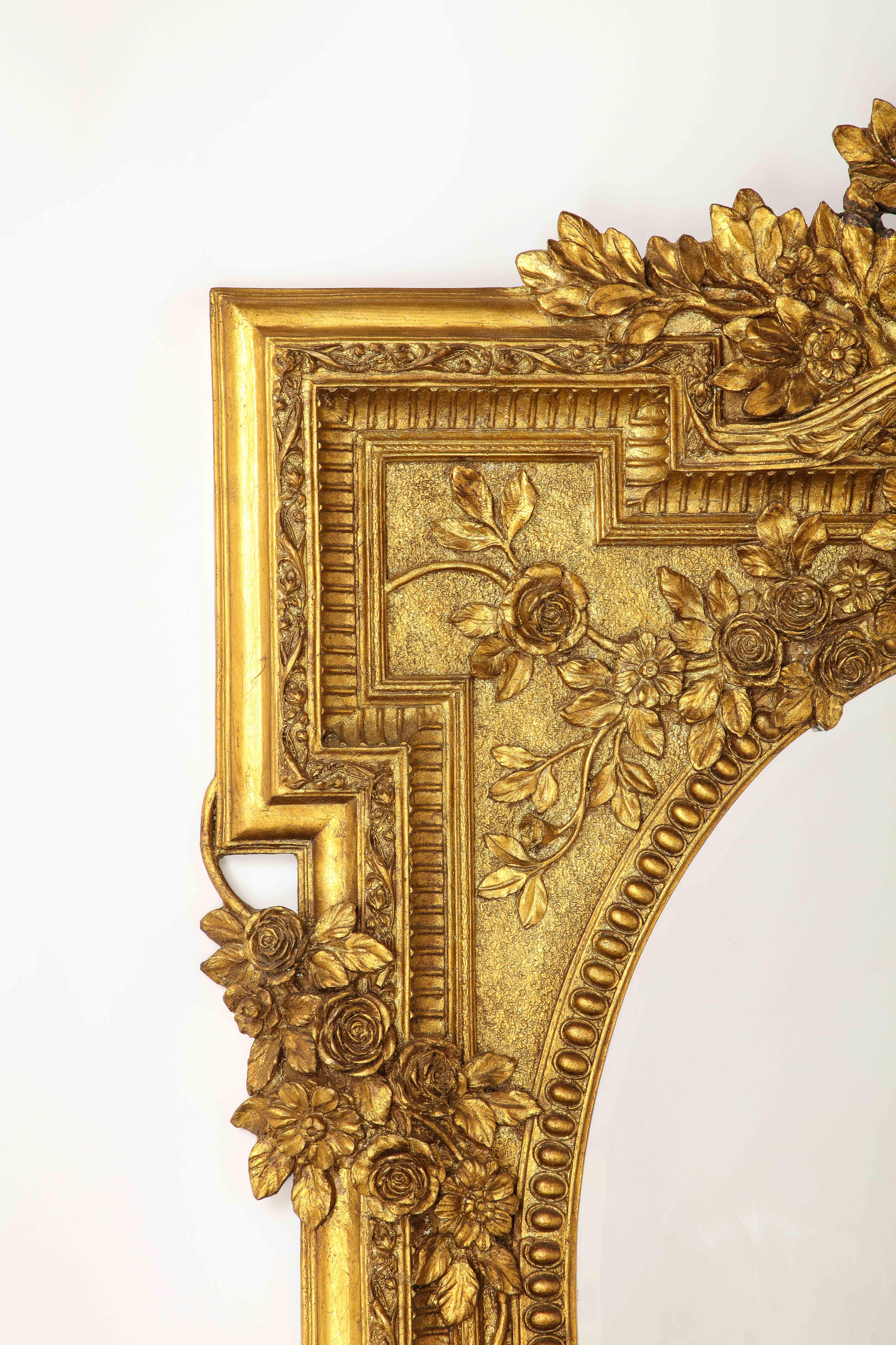 Magnifique miroir biseauté en bois doré français sculpté à la main avec motifs de vignes florales Bon état - En vente à New York, NY