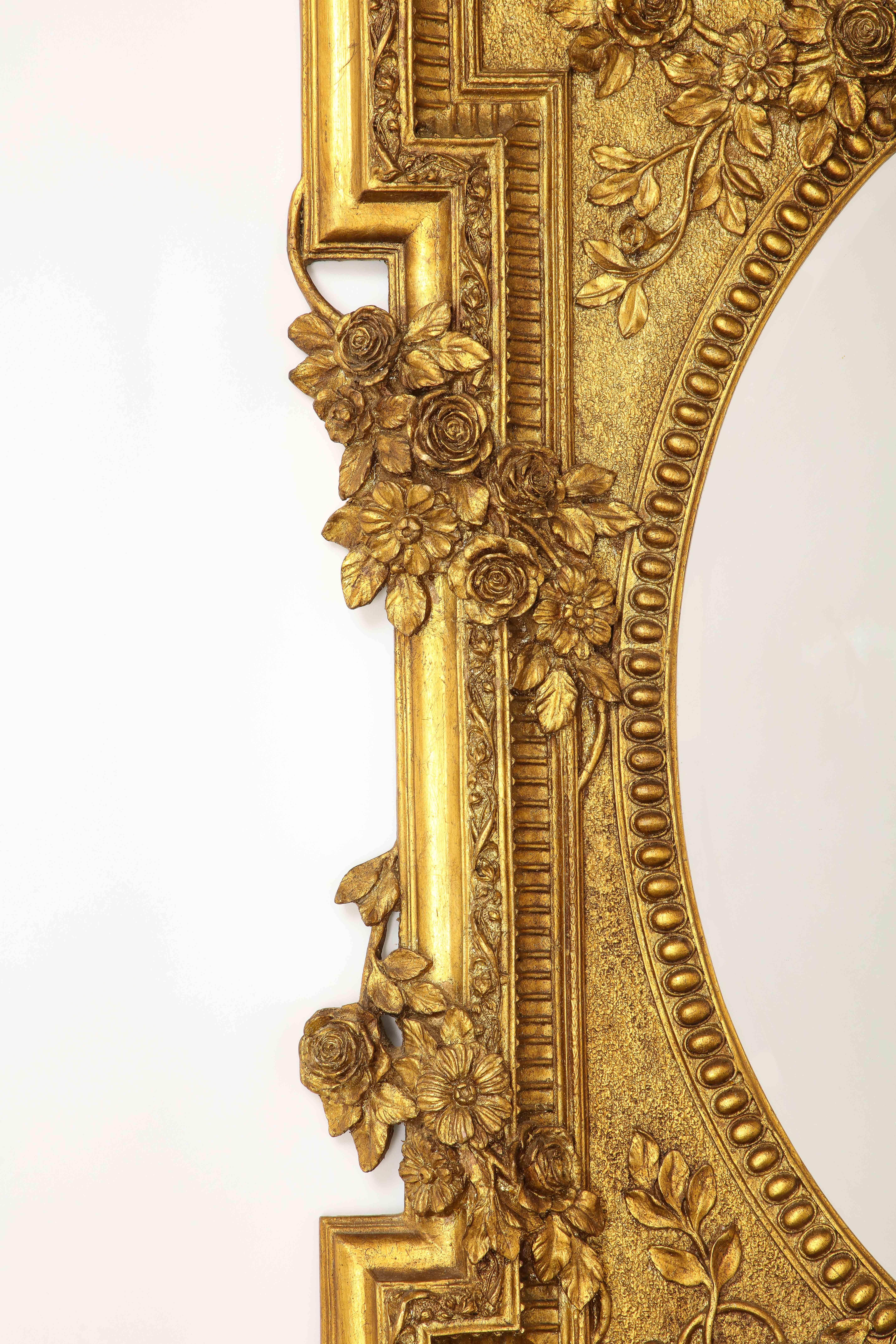 Milieu du XXe siècle Magnifique miroir biseauté en bois doré français sculpté à la main avec motifs de vignes florales en vente