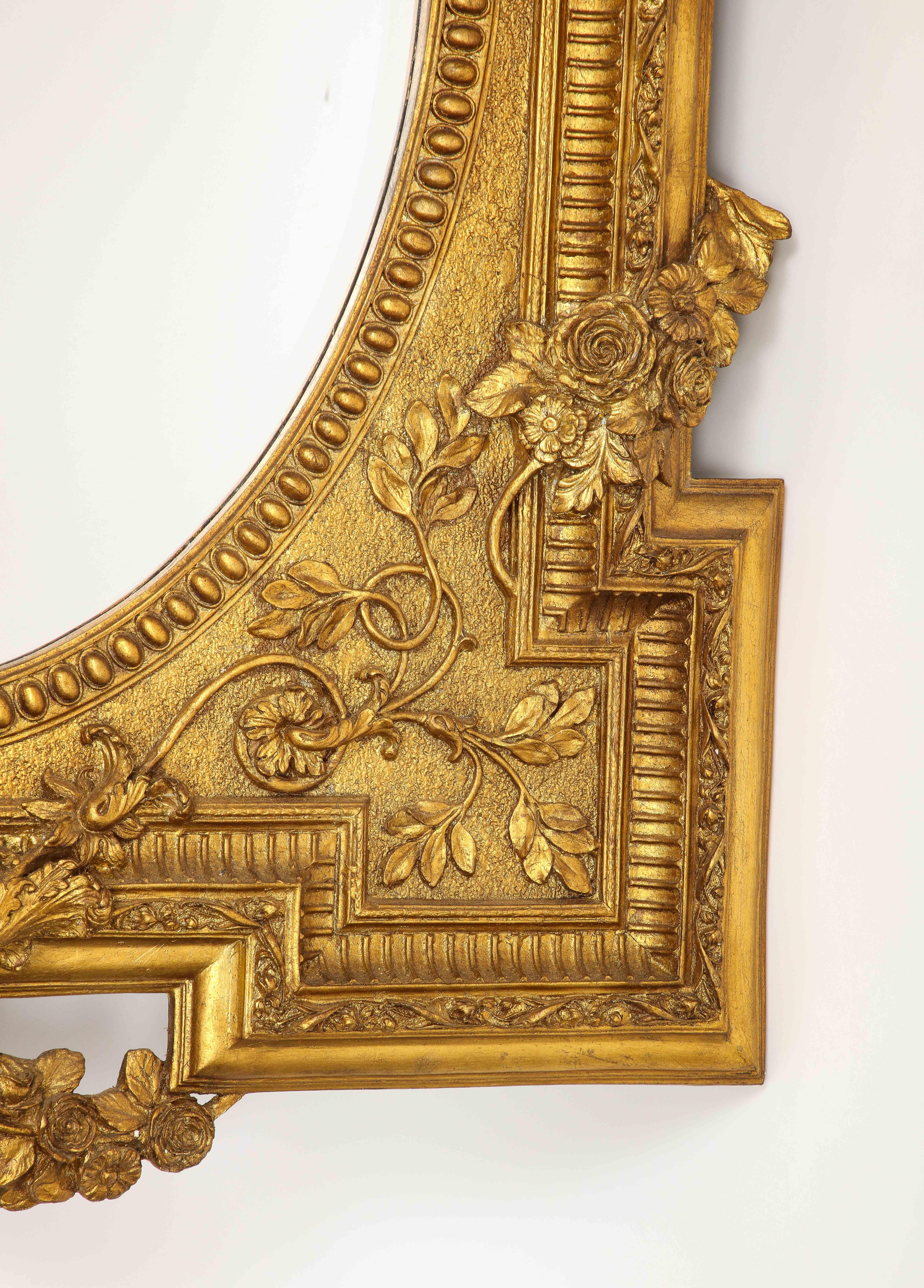 Bois doré Magnifique miroir biseauté en bois doré français sculpté à la main avec motifs de vignes florales en vente