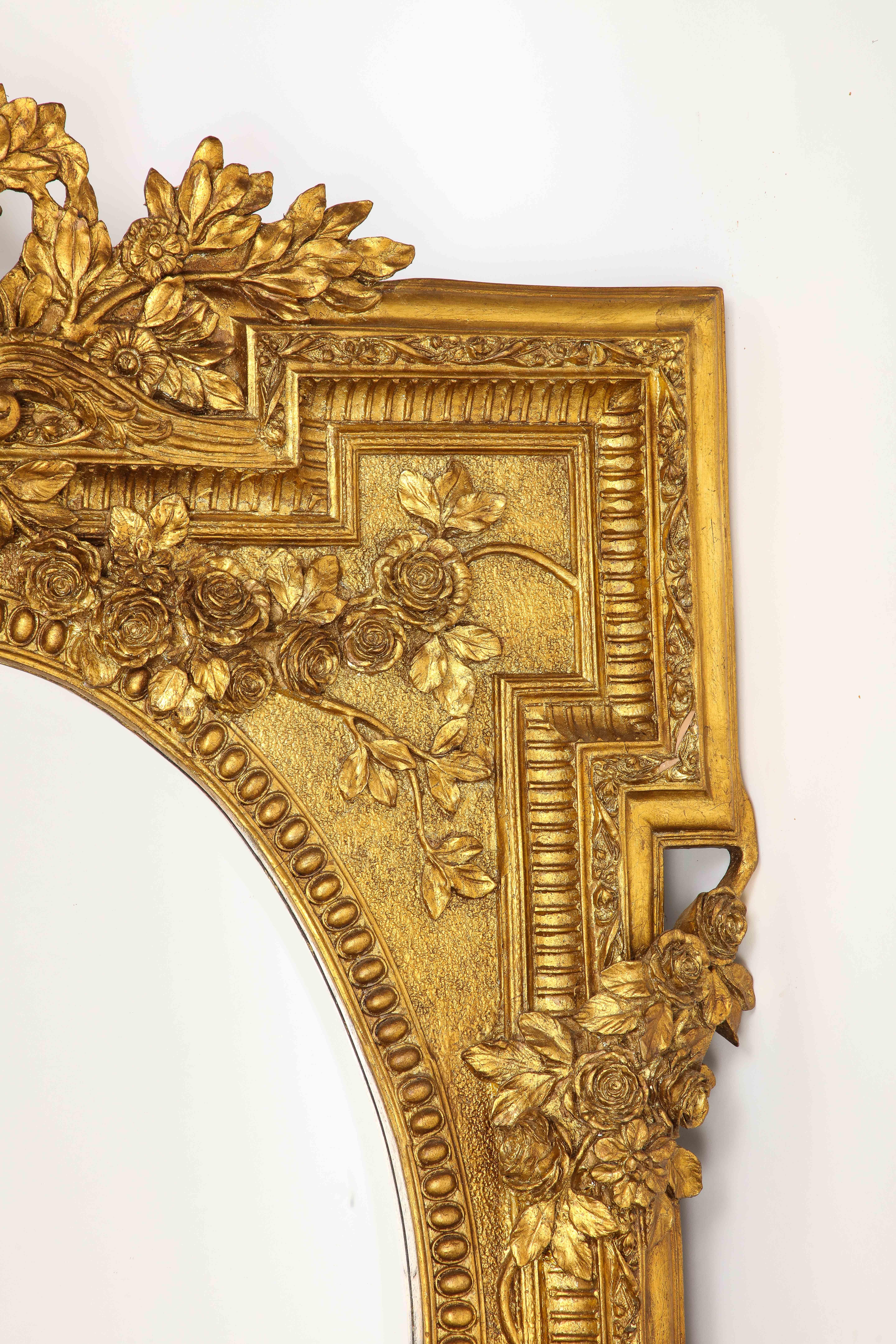 Magnifique miroir biseauté en bois doré français sculpté à la main avec motifs de vignes florales en vente 1