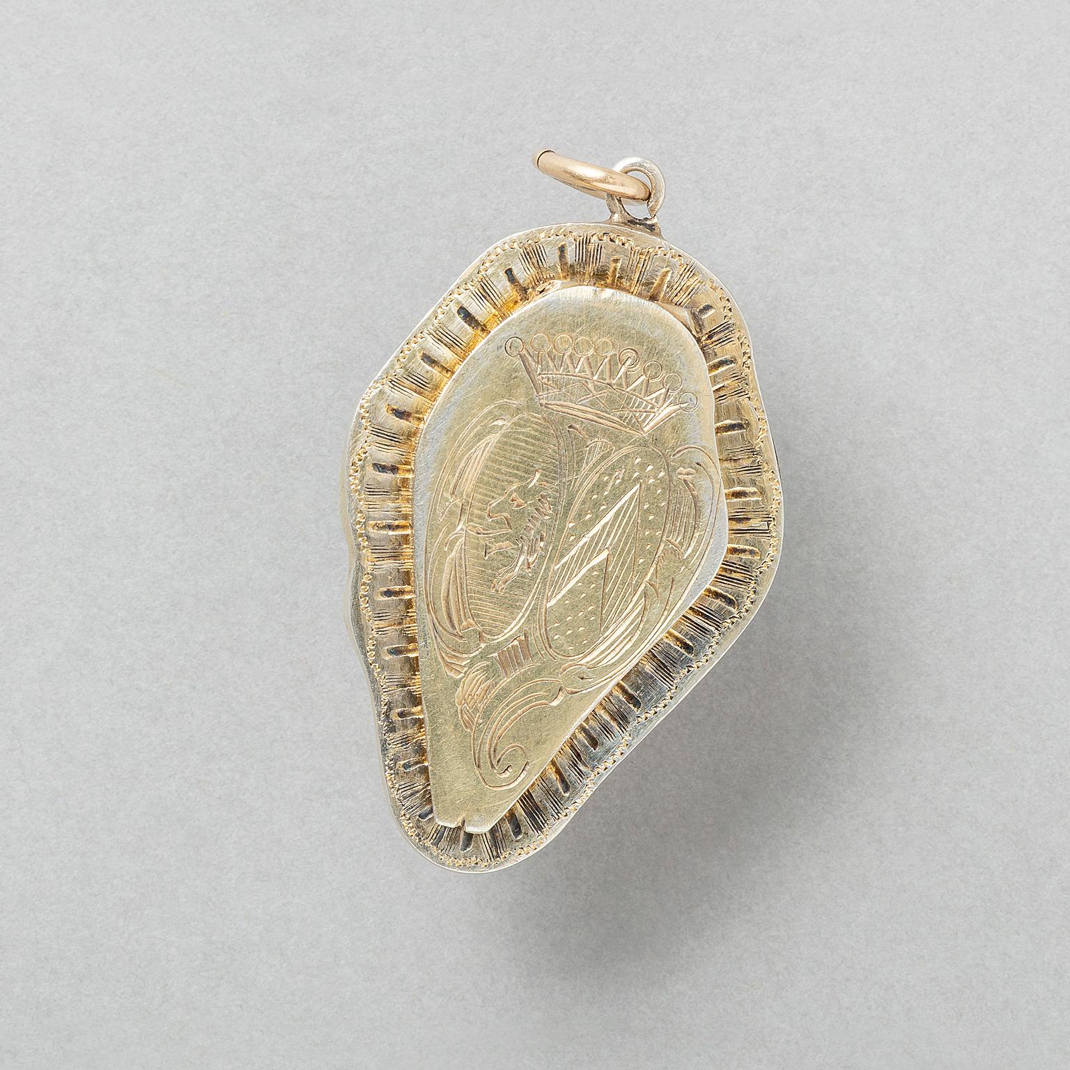 A Masked Lady Porcelain and Silver Gilt Pendant In Good Condition For Sale In Amsterdam, NL