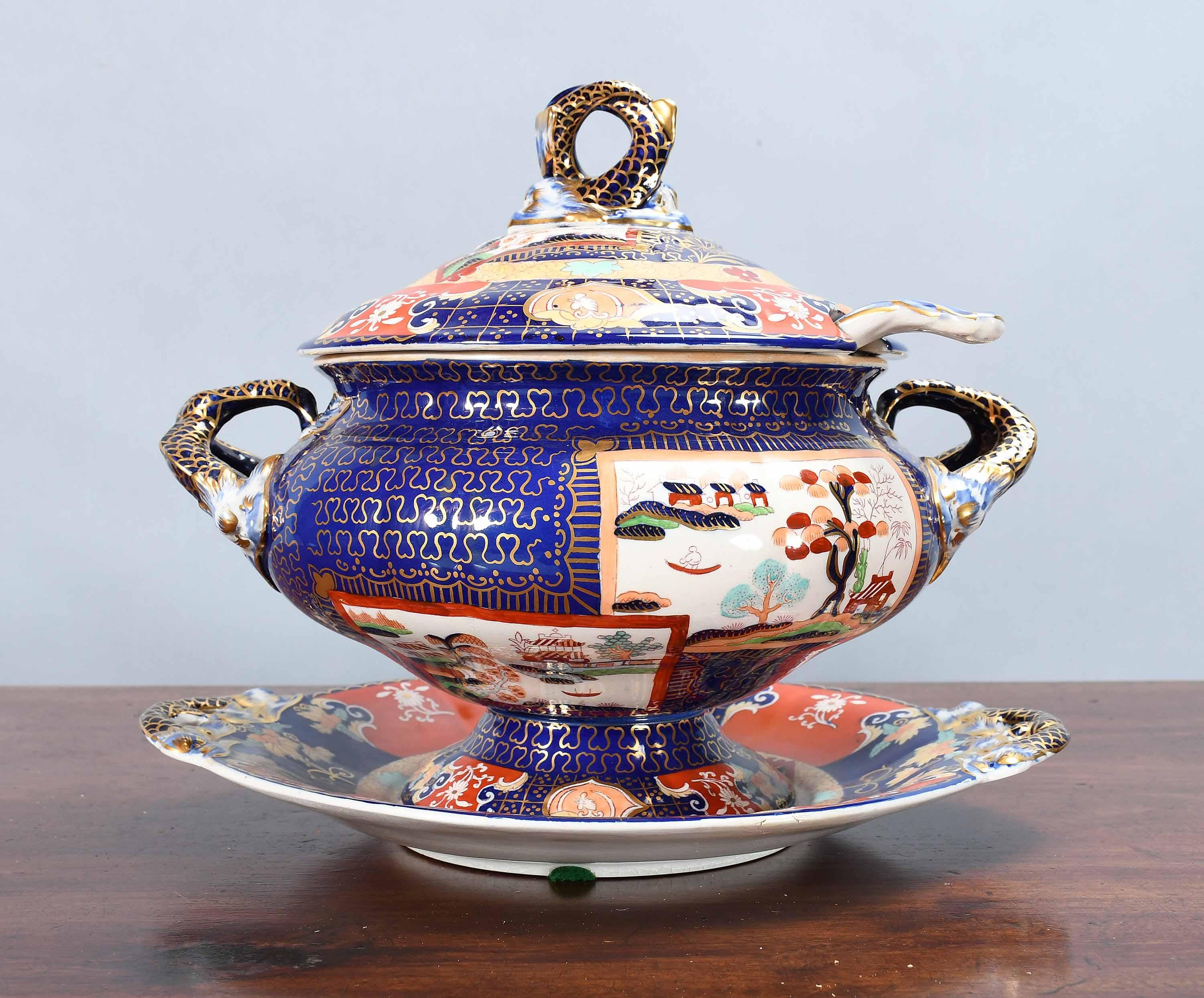 Mason's Ironstone-Suppenterrine mit Deckel, Ständer und Schöpfkelle (Englisch) im Angebot