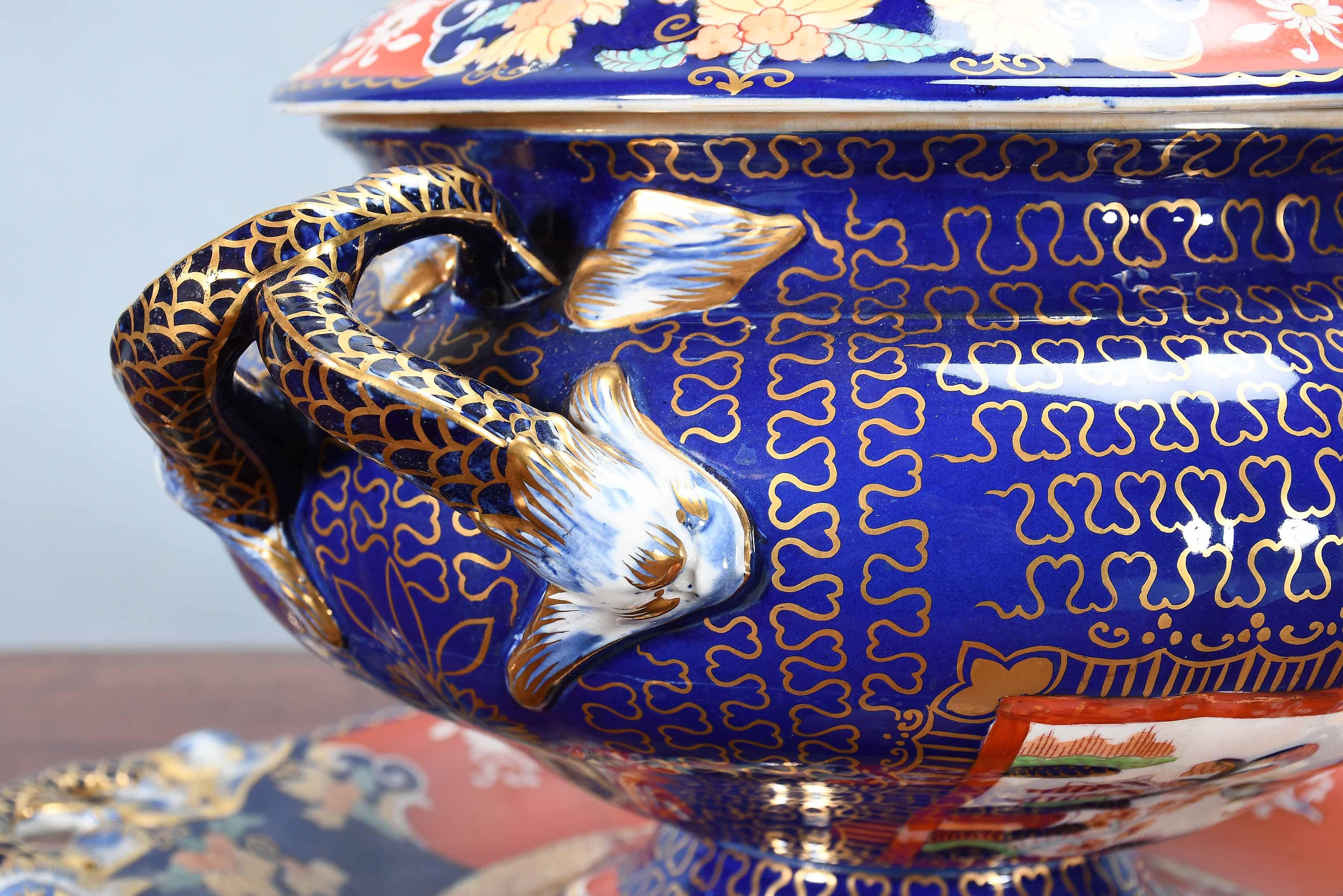 Mason's Ironstone-Suppenterrine mit Deckel, Ständer und Schöpfkelle (20. Jahrhundert) im Angebot