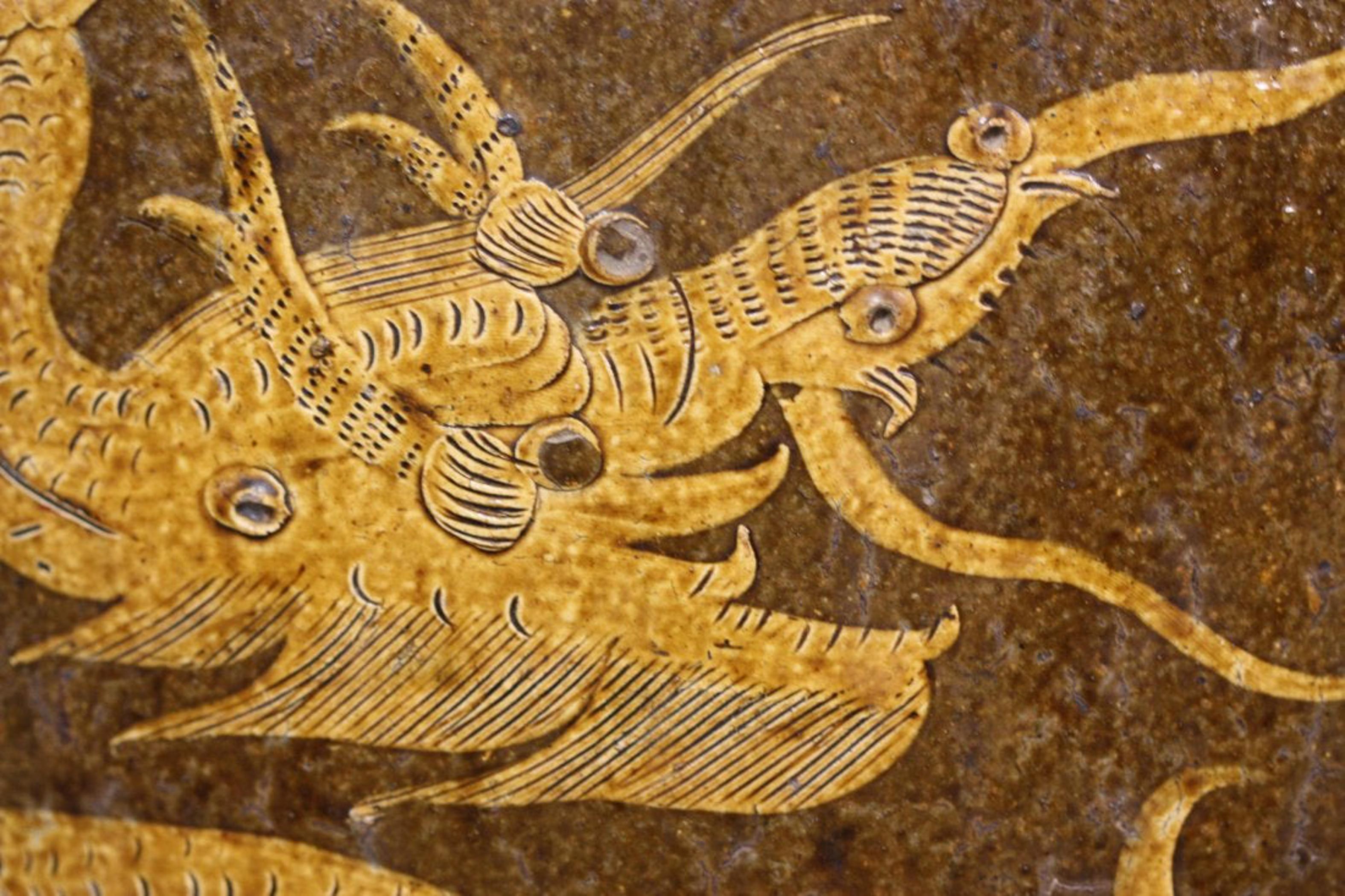 Massiver antiker chinesischer Steingut-Drachenkrug aus Martaban
aus brauner und senfgelber Glasur, die ein himmlisches Drachenpaar auf der Jagd nach der flammenden Perle der Weisheit darstellt. Diese großen Keramikgefäße wurden zur Aufbewahrung