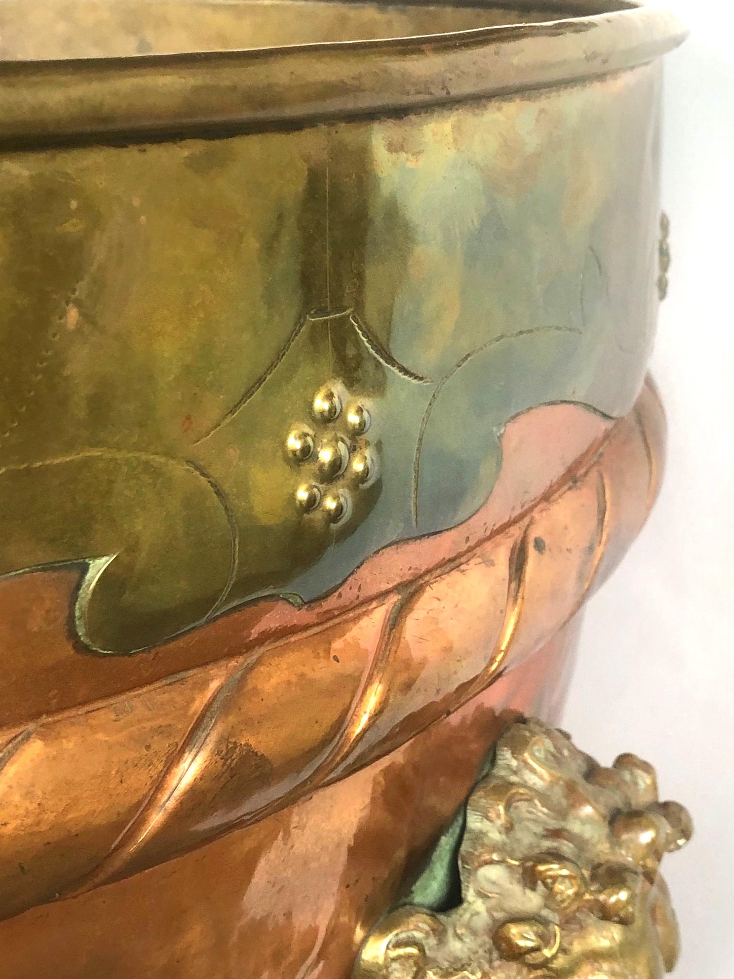 A Massive English Brass and Copper Log Bin with Armorial Crests In Good Condition In San Francisco, CA