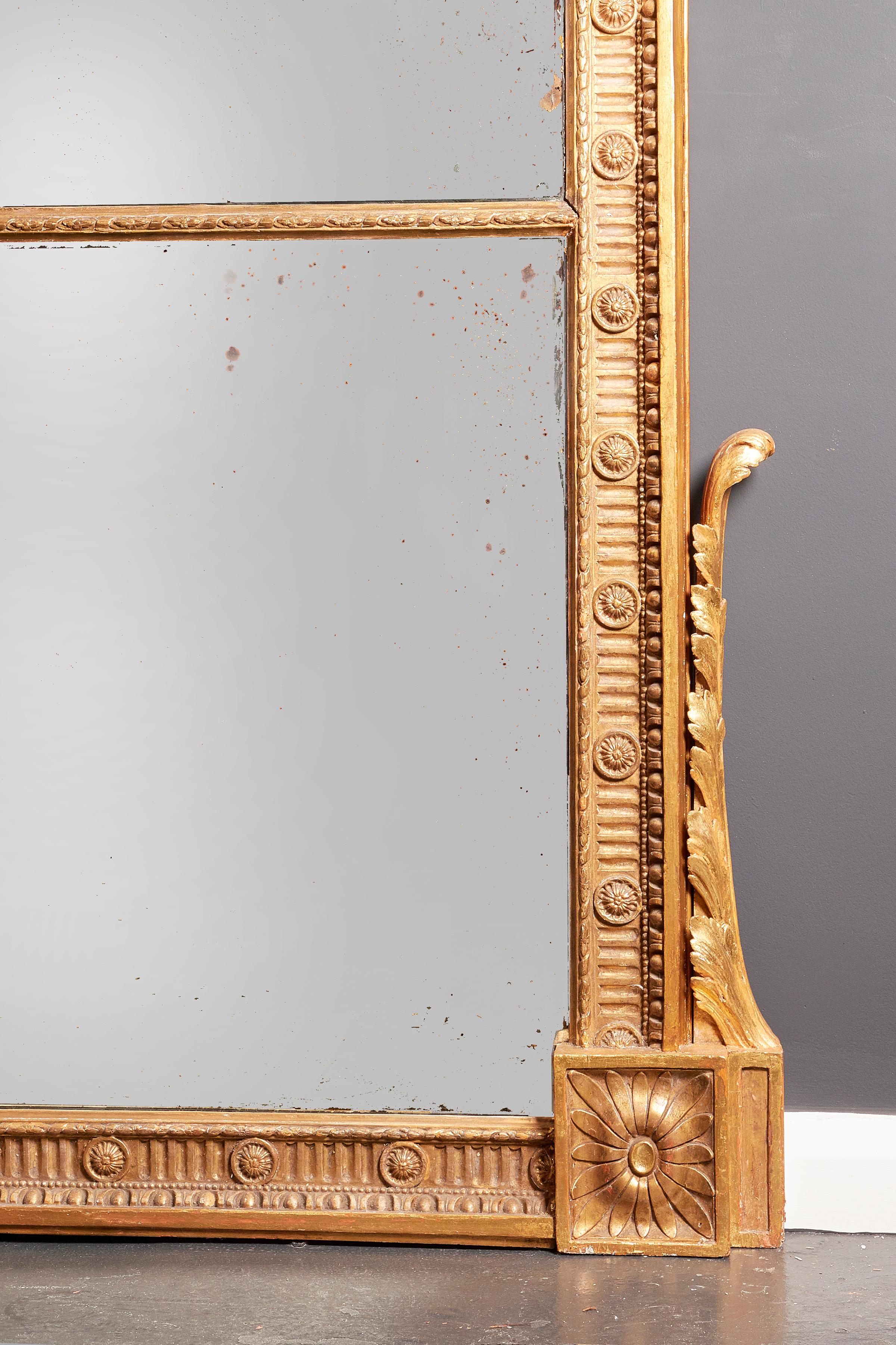 Britannique Grand miroir en bois doré George III de la fin du 18e siècle en vente