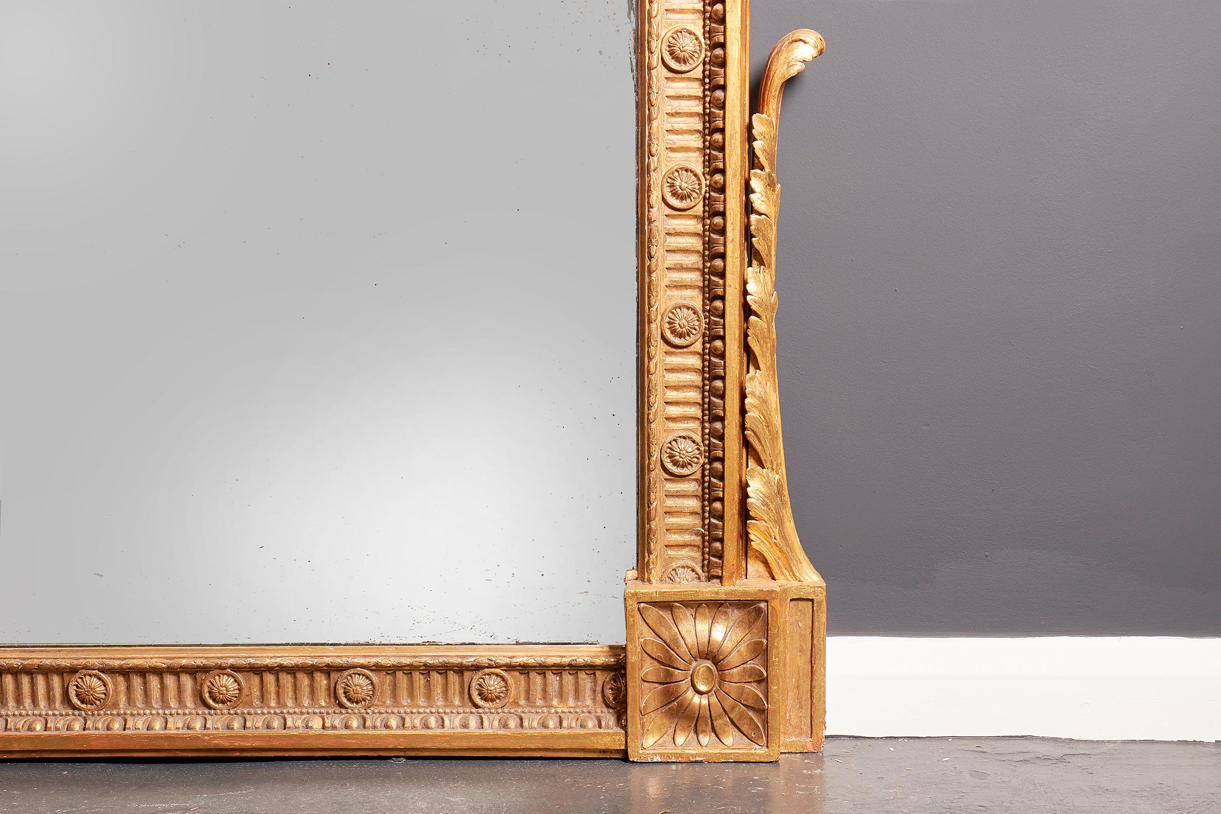 Sculpté Grand miroir en bois doré George III de la fin du 18e siècle en vente