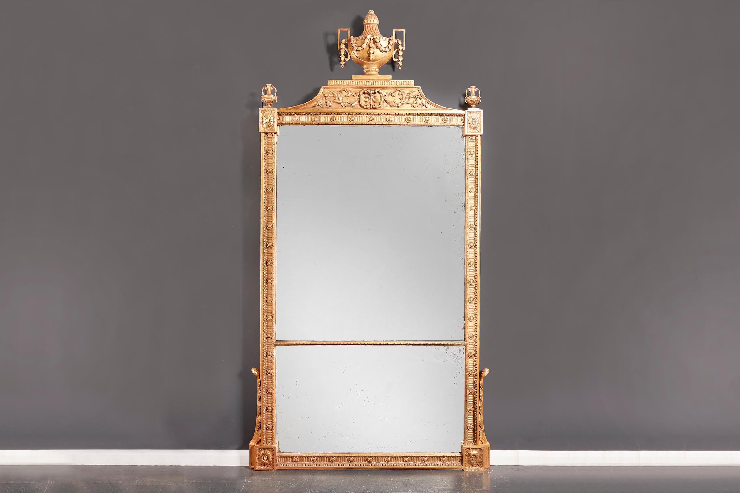 XVIIIe siècle Grand miroir en bois doré George III de la fin du 18e siècle en vente