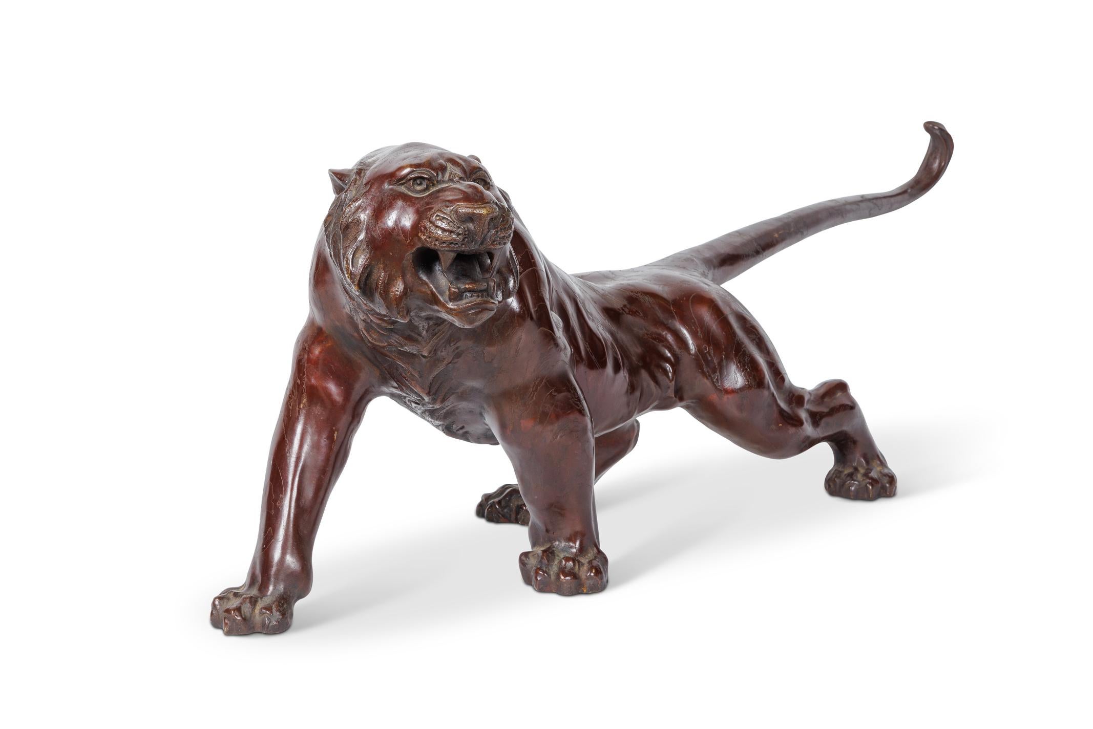 Massive japanische patinierte Bronzeskulptur eines Tigers, Meiji-Zeit. Unterschrieben.

Mit einer beeindruckenden Länge von 44 Zoll ist diese außergewöhnliche Skulptur ein eindrucksvolles Beispiel für die Grandeur und die Handwerkskunst der