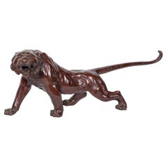 Grande sculpture japonaise d'un tigre en bronze patiné, période Meiji