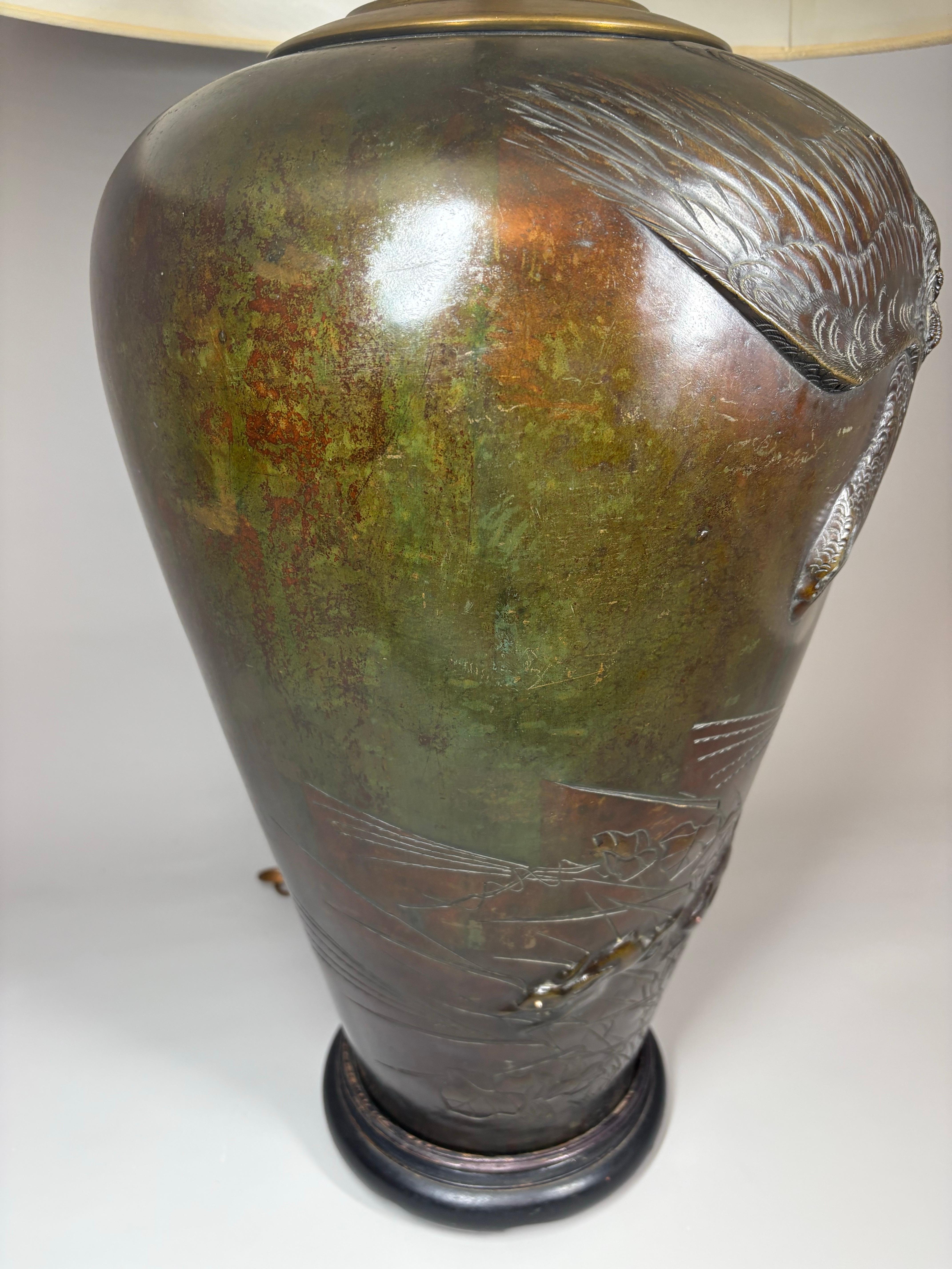 Vase / lampe japonais en bronze massif de l'ère Meiji (1868-1912) avec motif d'aigle en vente 4