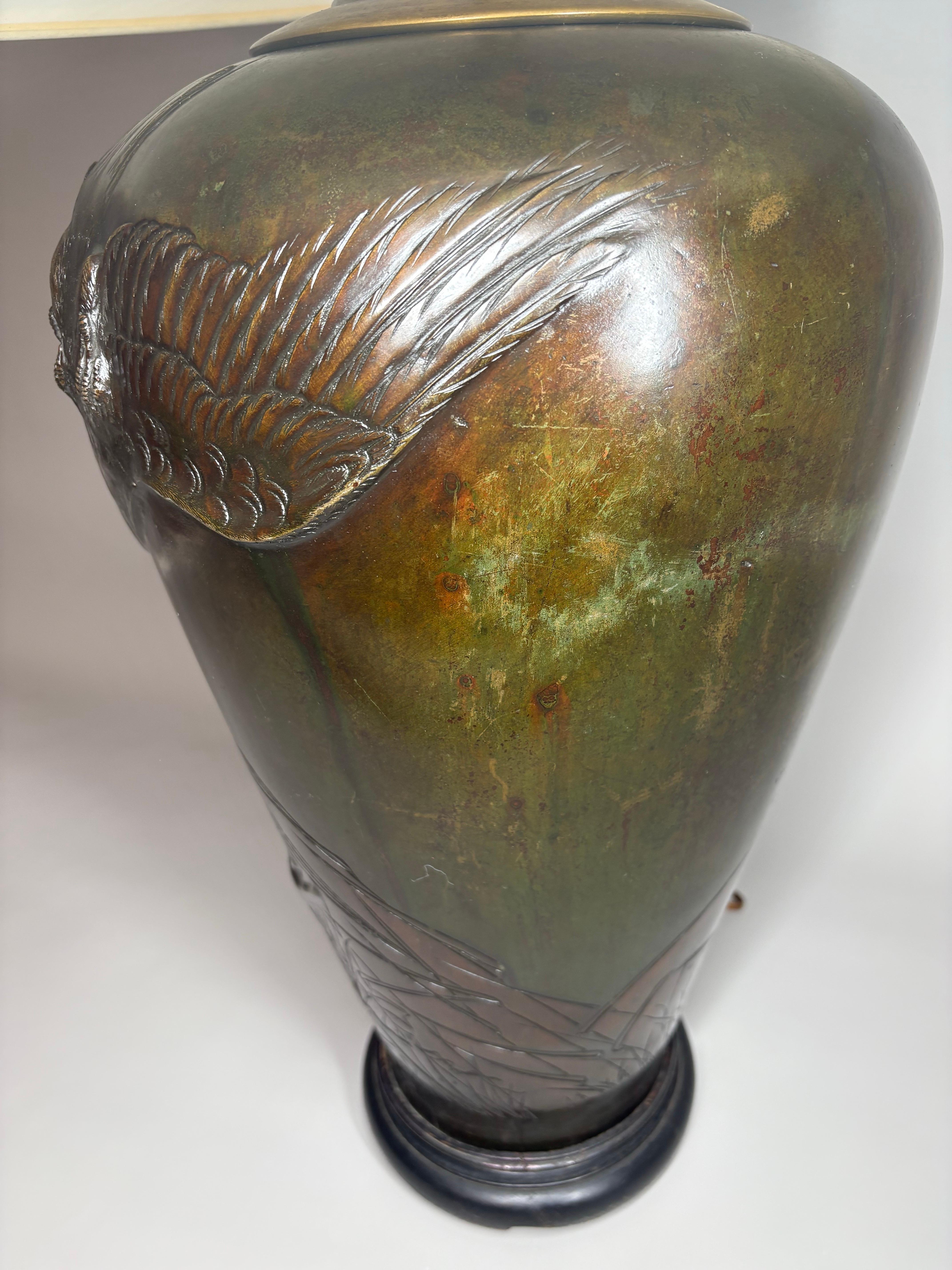 Vase / lampe japonais en bronze massif de l'ère Meiji (1868-1912) avec motif d'aigle en vente 8