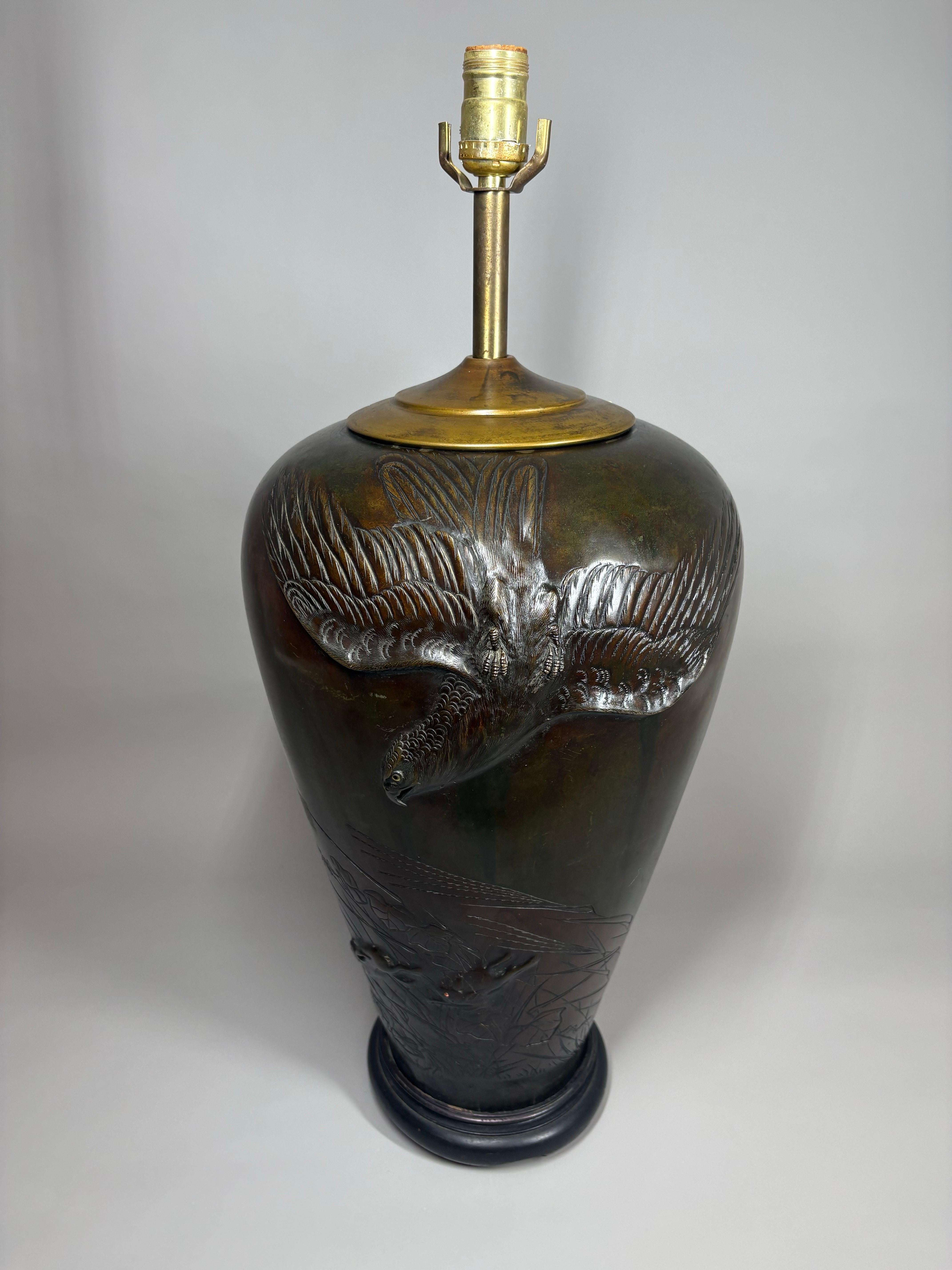 Vase / lampe japonais en bronze massif de l'ère Meiji (1868-1912) avec motif d'aigle en vente 13