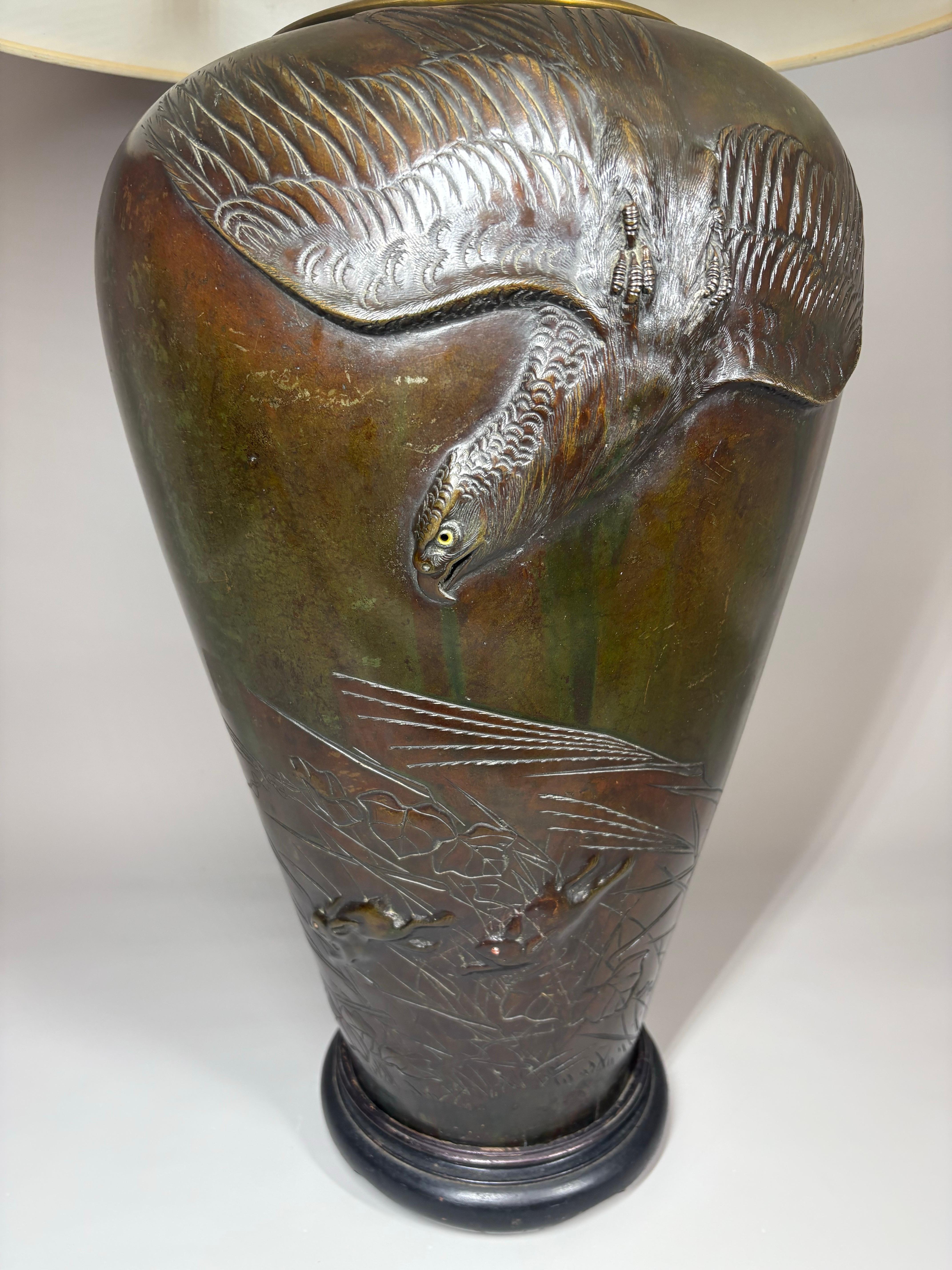 Japonais Vase / lampe japonais en bronze massif de l'ère Meiji (1868-1912) avec motif d'aigle en vente