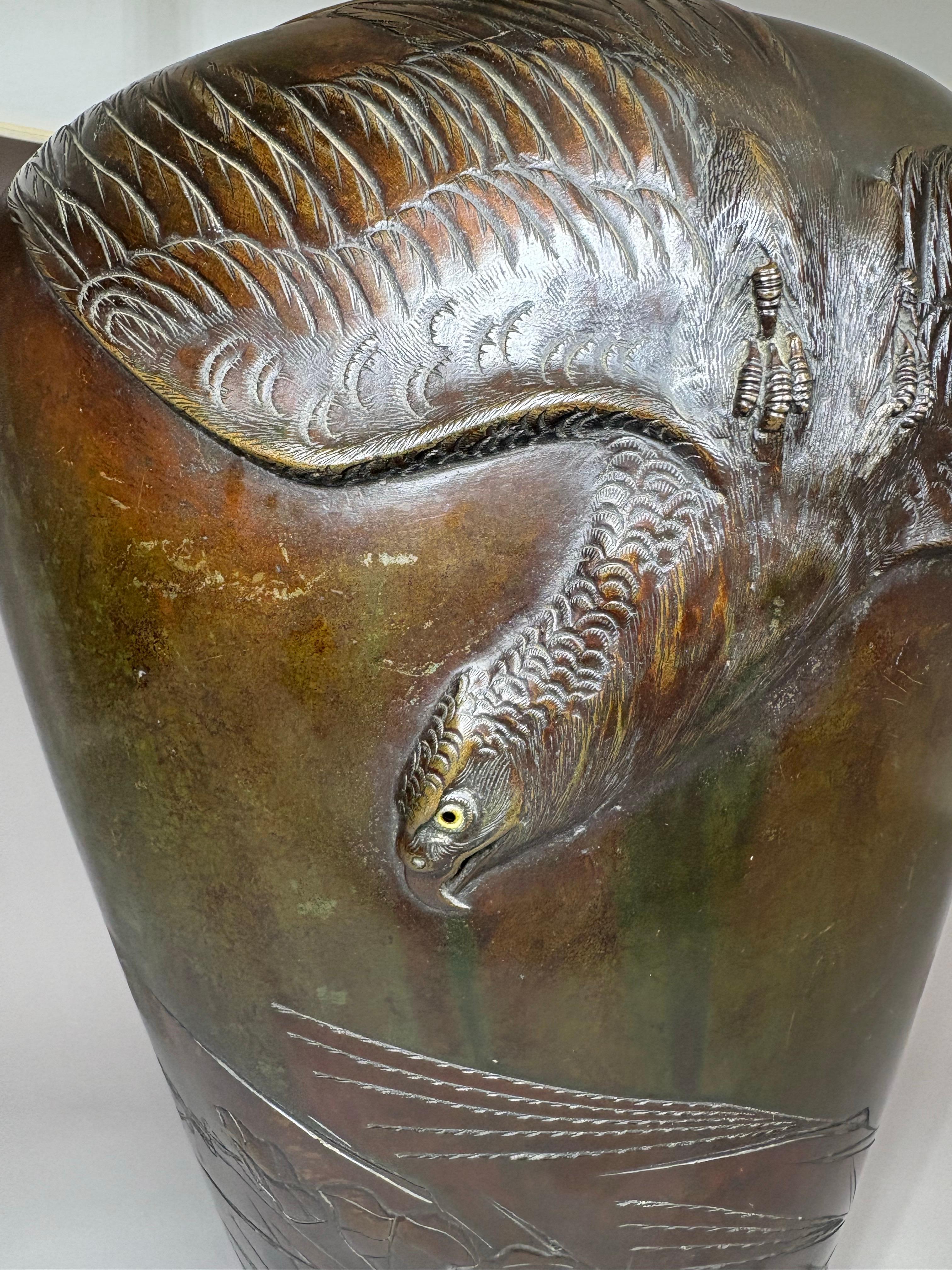 Vase / lampe japonais en bronze massif de l'ère Meiji (1868-1912) avec motif d'aigle Bon état - En vente à Sleepy Hollow, NY