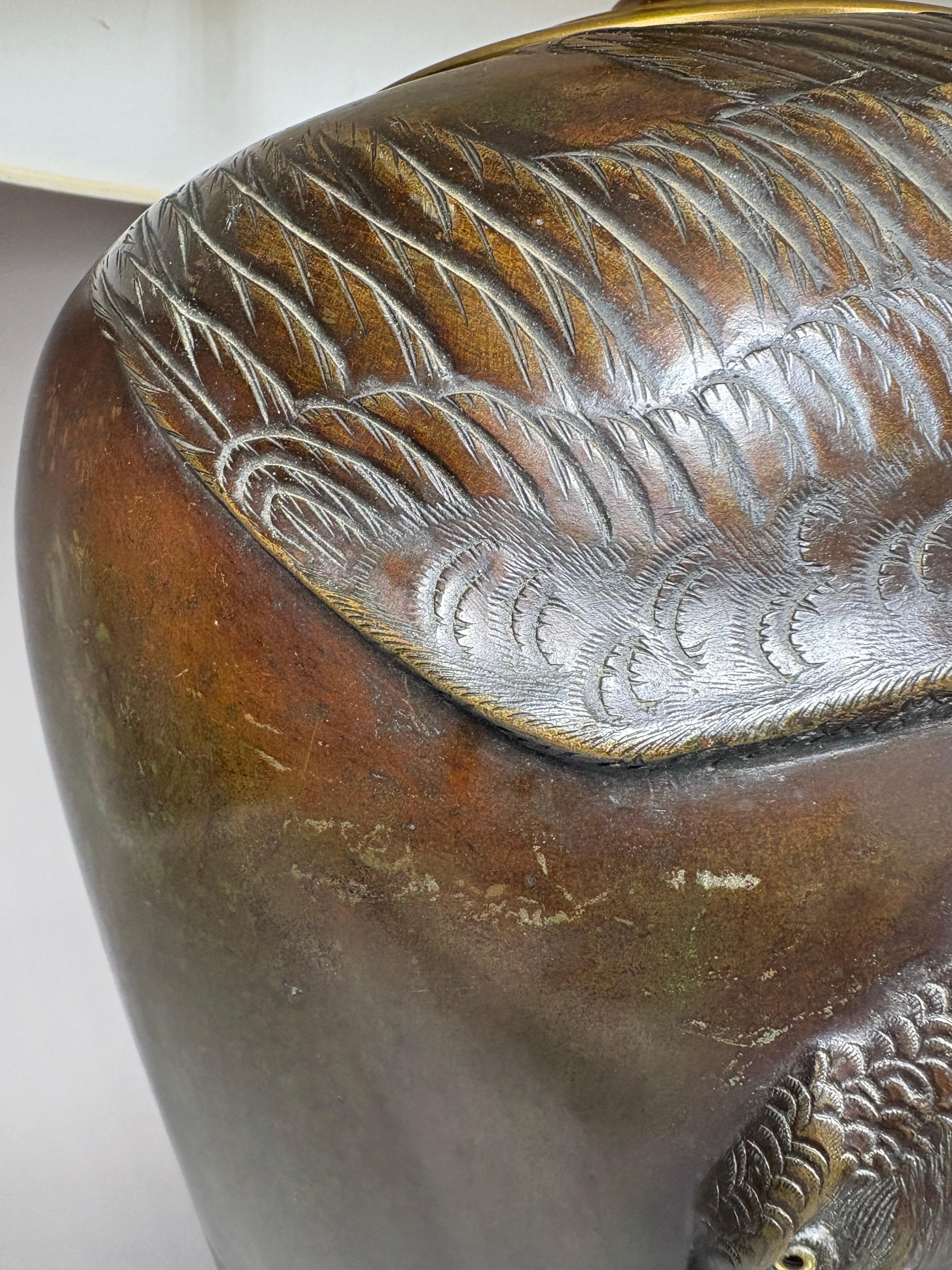 Bronze Vase / lampe japonais en bronze massif de l'ère Meiji (1868-1912) avec motif d'aigle en vente