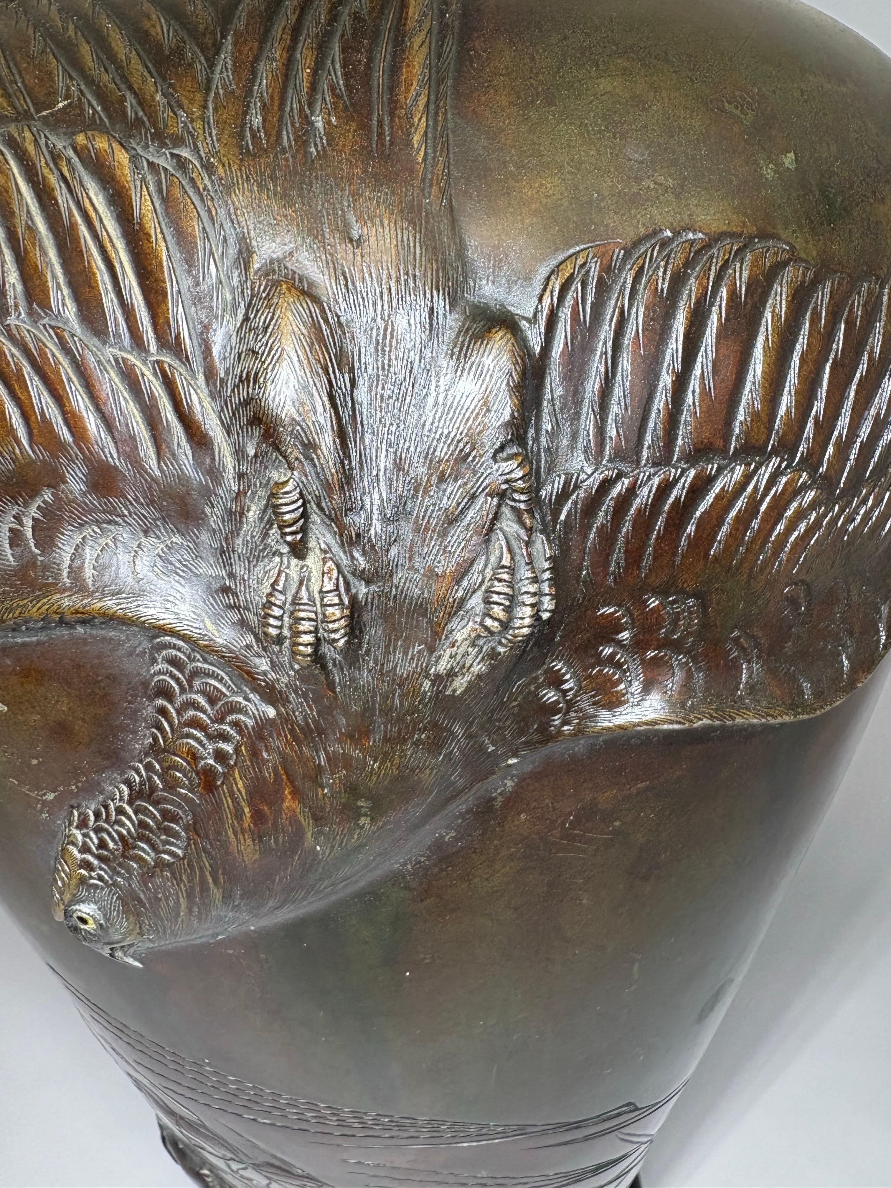 Vase / lampe japonais en bronze massif de l'ère Meiji (1868-1912) avec motif d'aigle en vente 1