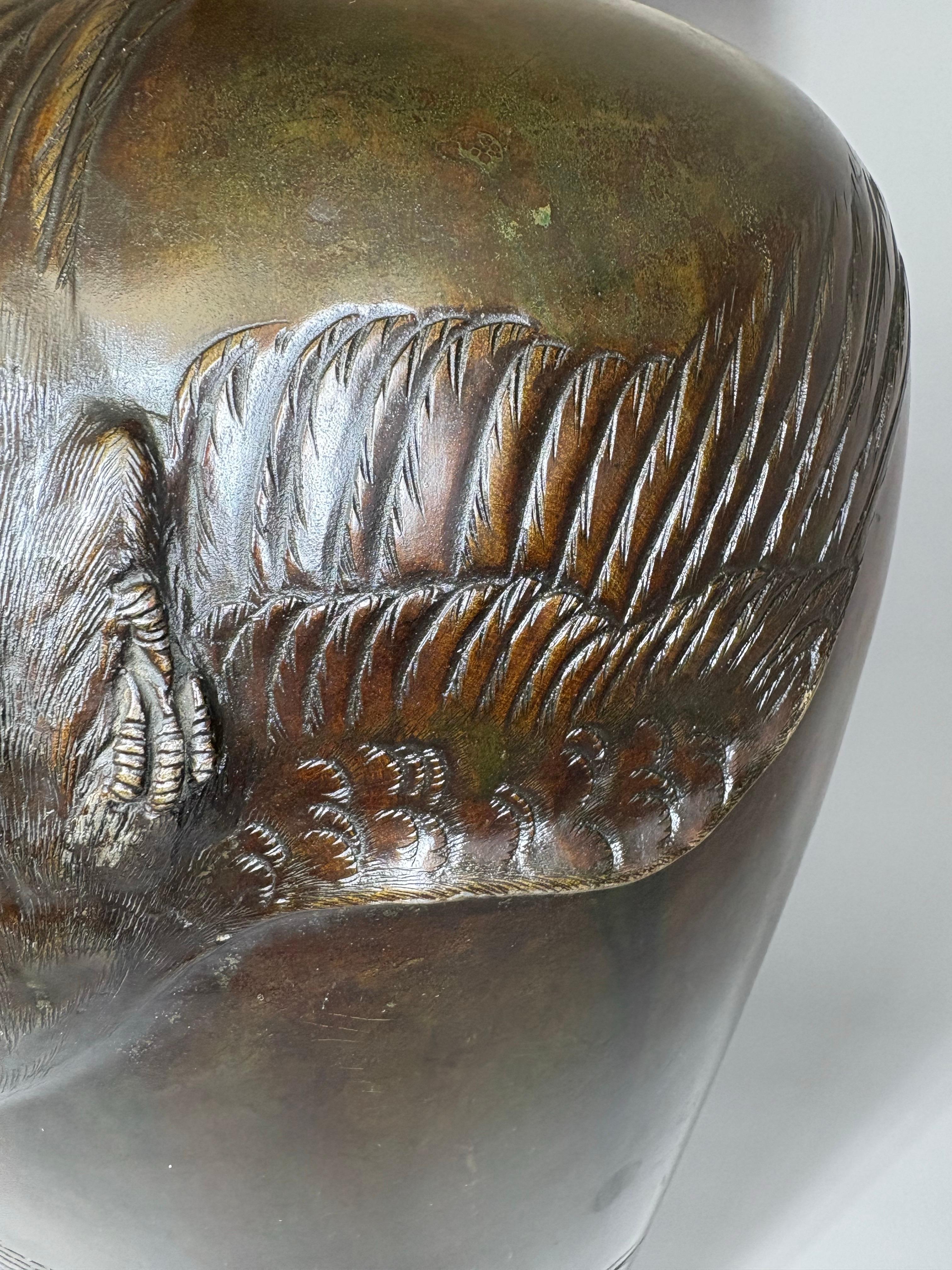 Vase / lampe japonais en bronze massif de l'ère Meiji (1868-1912) avec motif d'aigle en vente 2