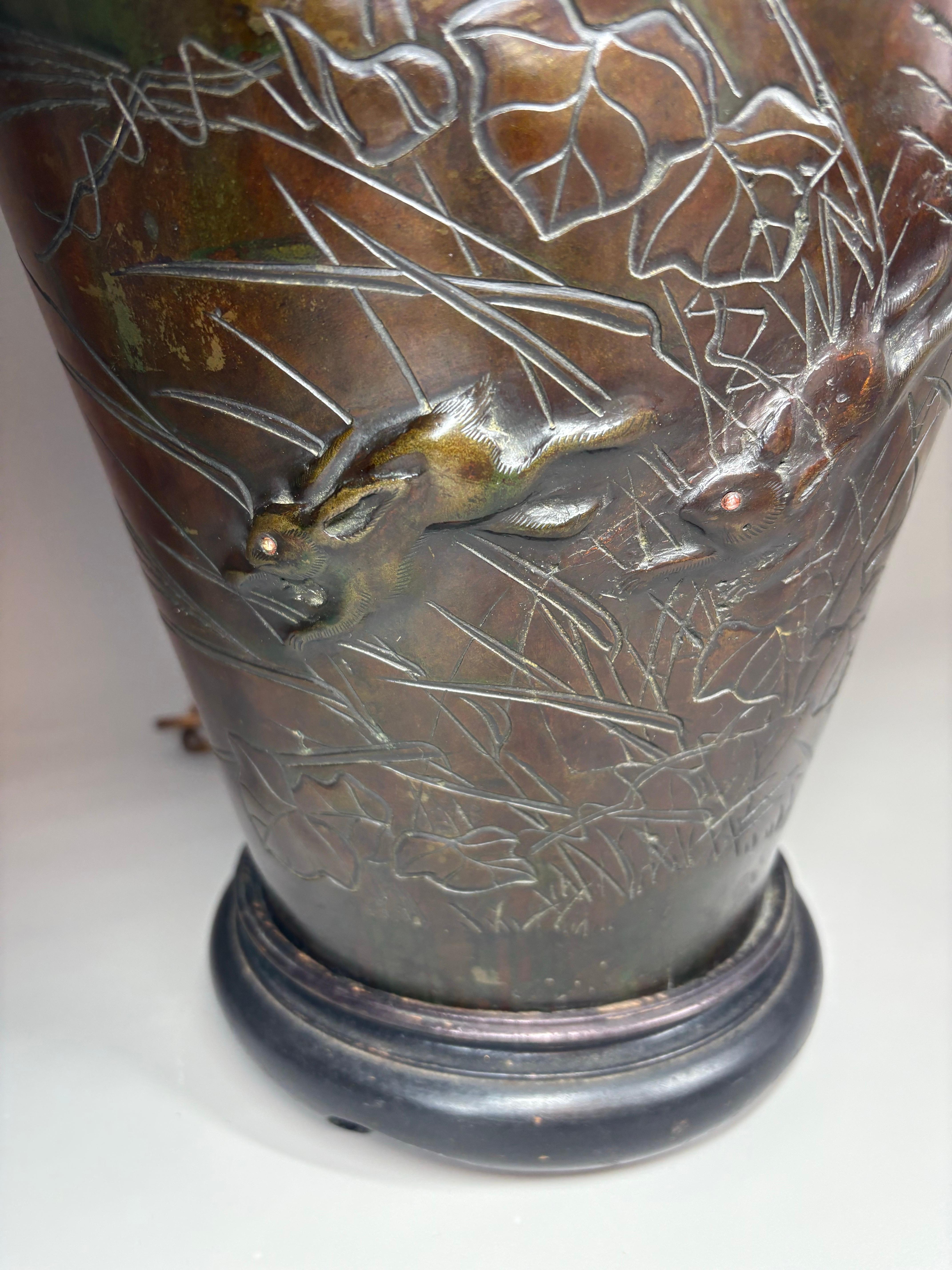 Vase / lampe japonais en bronze massif de l'ère Meiji (1868-1912) avec motif d'aigle en vente 3