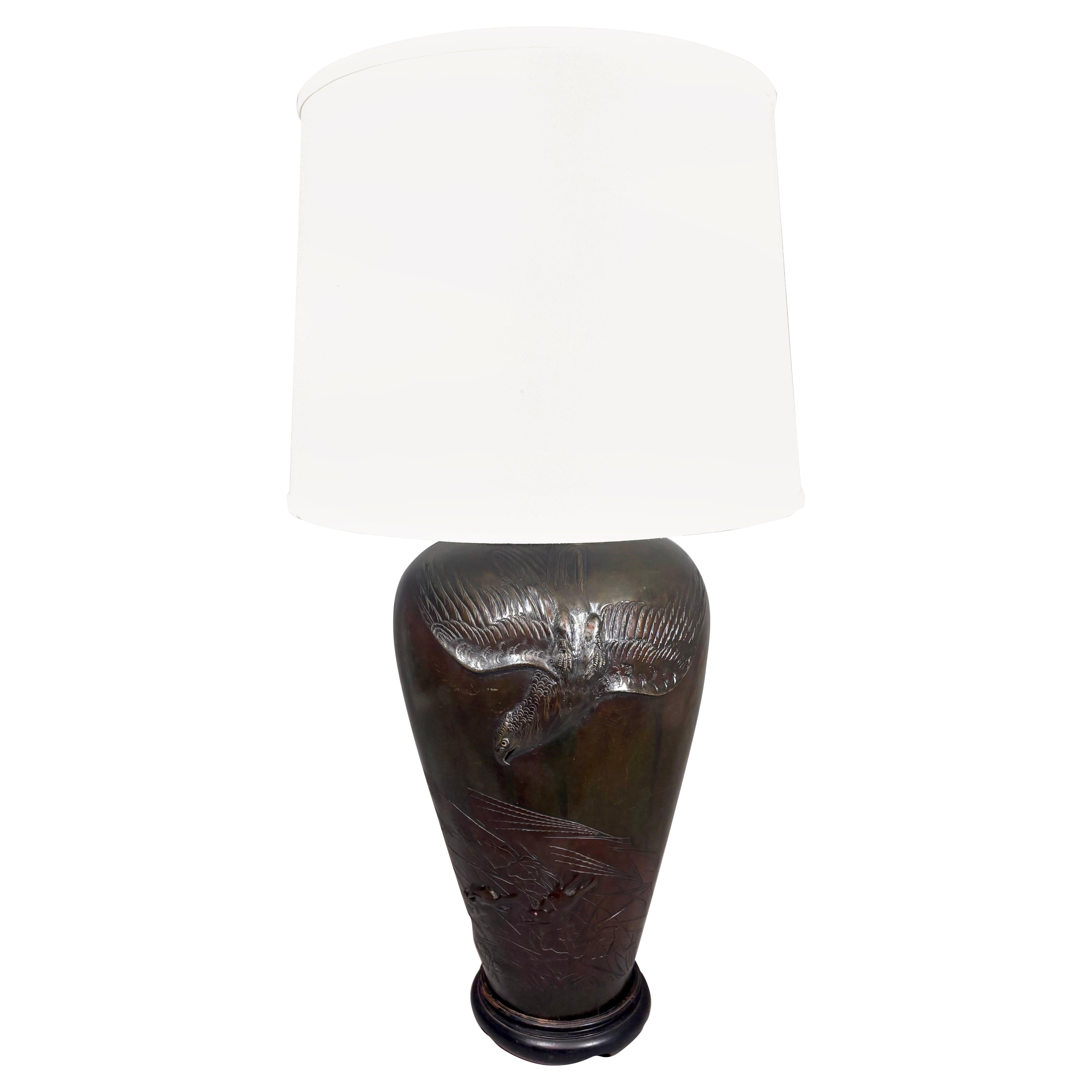 Vase / lampe japonais en bronze massif de l
ère Meiji (1868-1912) avec motif d
aigle en vente