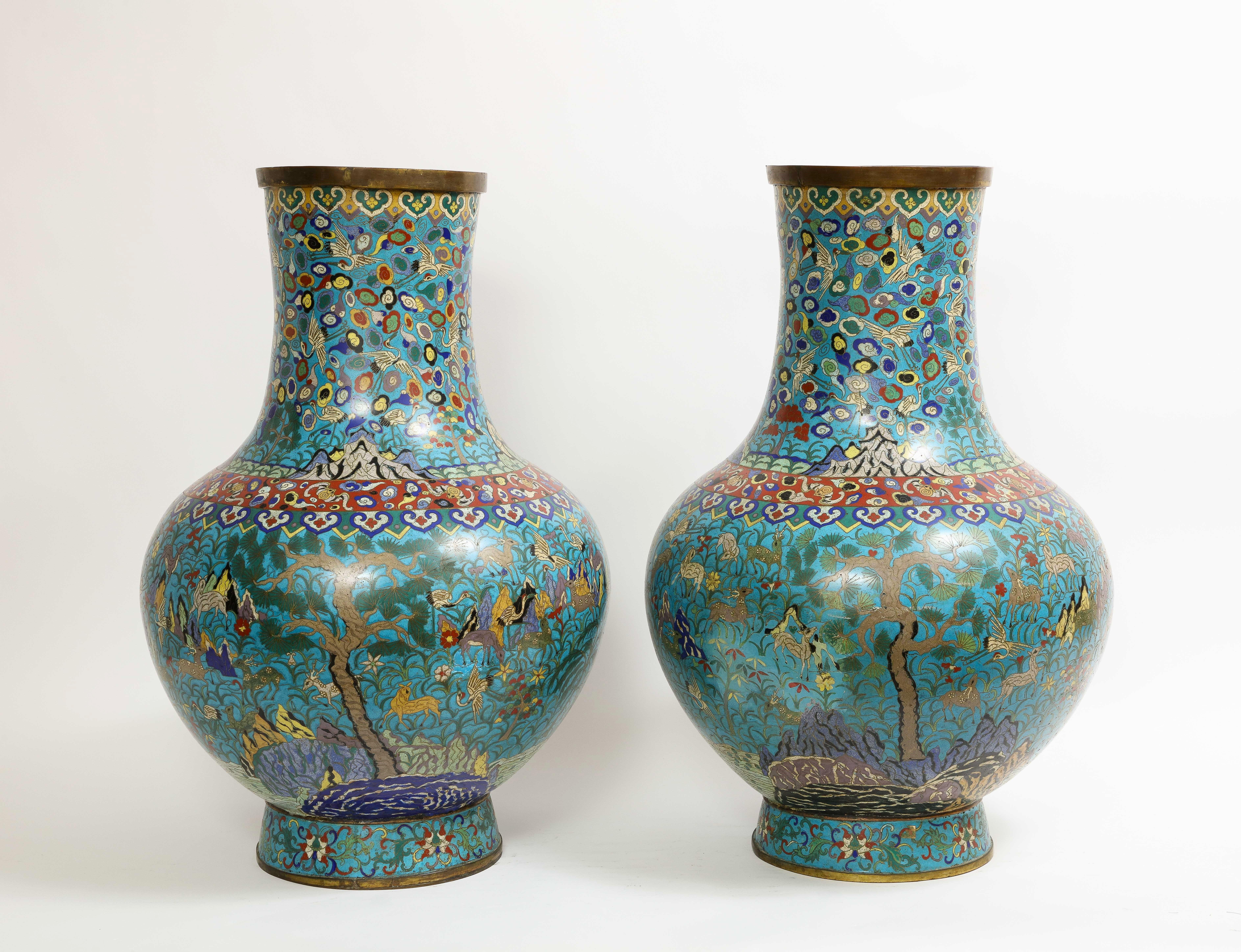 Massives Paar chinesischer Cloisonné-Emaille-Vasen aus dem 19. Jahrhundert mit Hirschdekoration, Paar (Qing-Dynastie) im Angebot