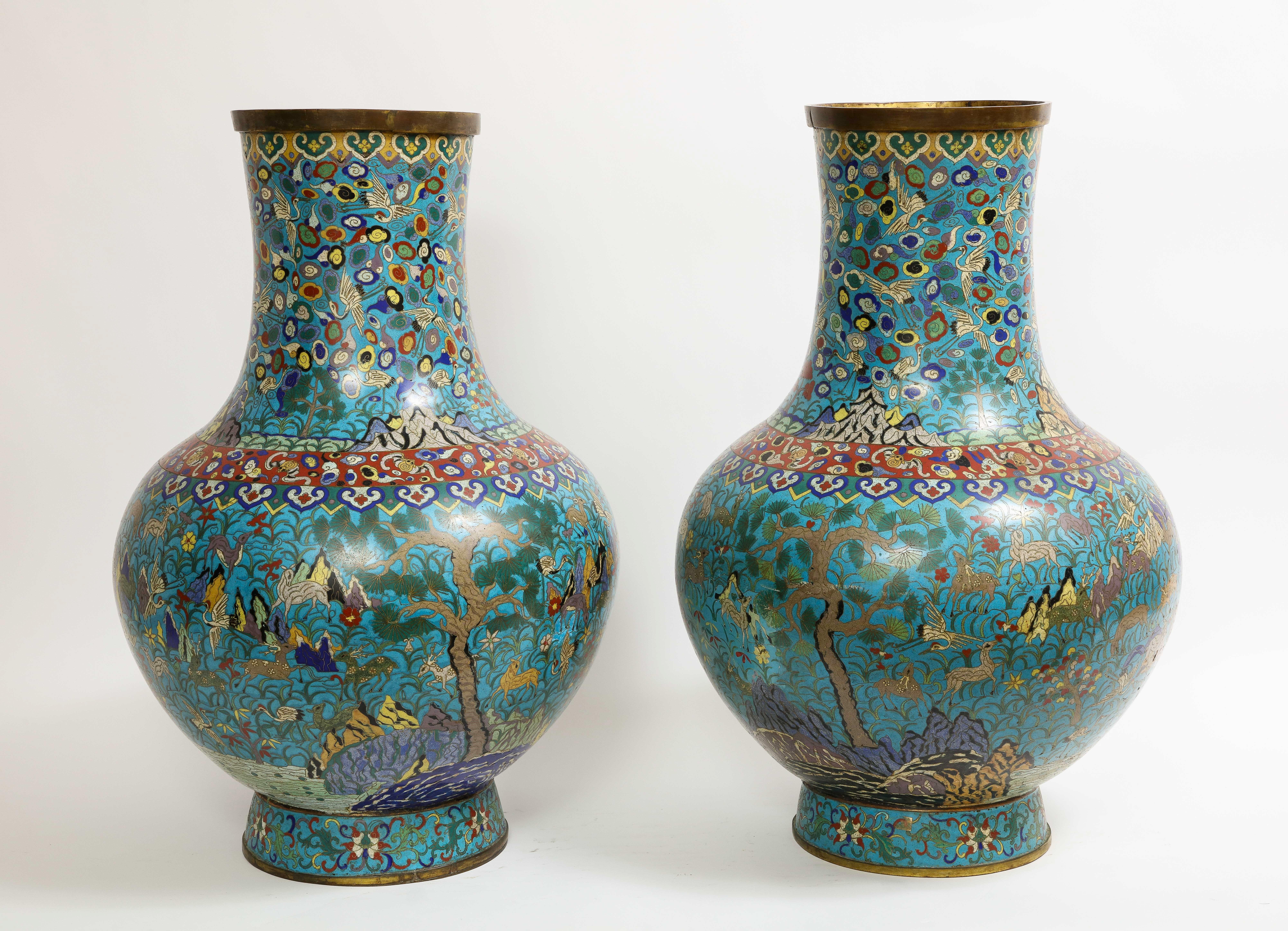 Massives Paar chinesischer Cloisonné-Emaille-Vasen aus dem 19. Jahrhundert mit Hirschdekoration, Paar (Chinesisch) im Angebot