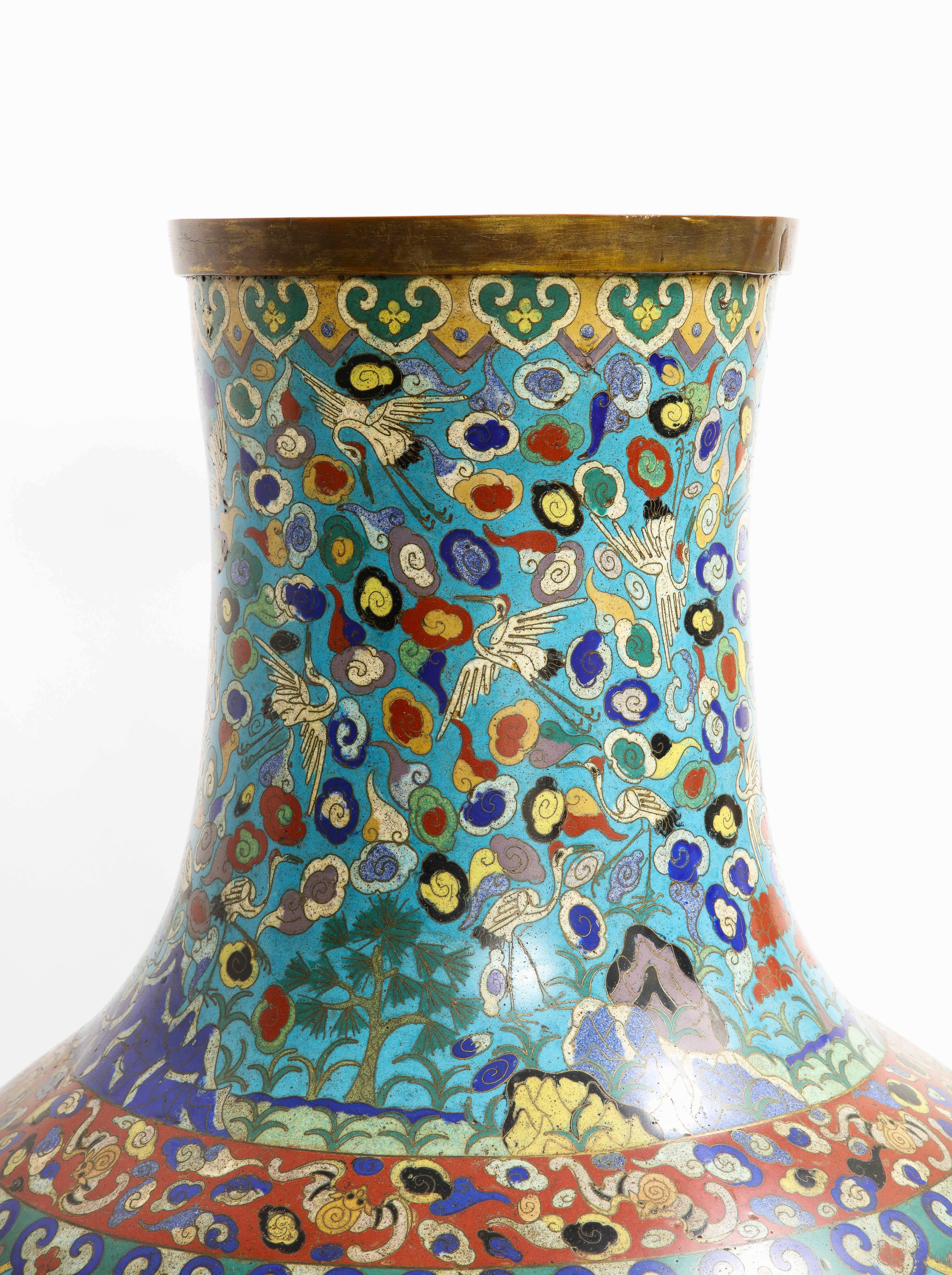 Massives Paar chinesischer Cloisonné-Emaille-Vasen aus dem 19. Jahrhundert mit Hirschdekoration, Paar (Mittleres 19. Jahrhundert) im Angebot