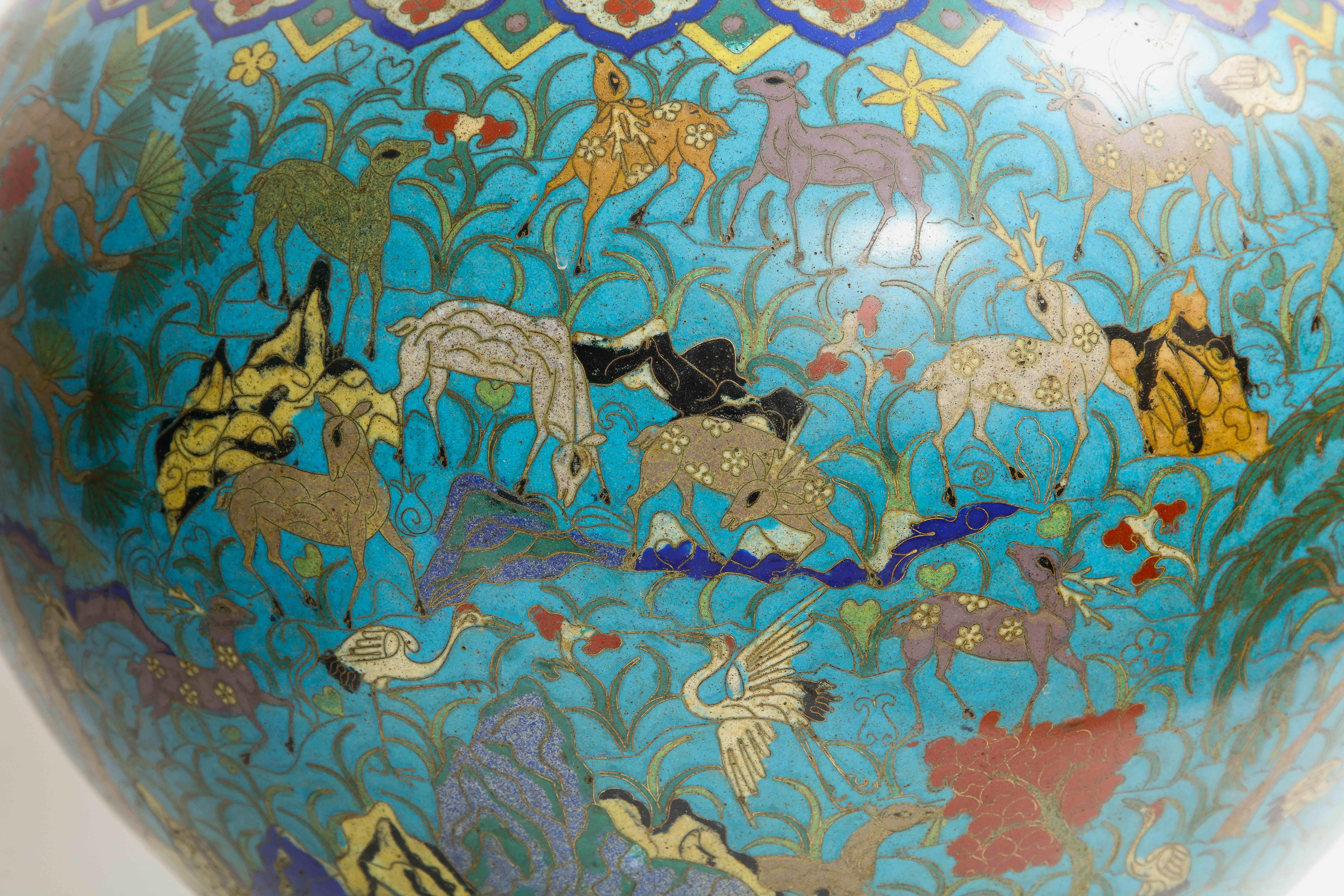 Massives Paar chinesischer Cloisonné-Emaille-Vasen aus dem 19. Jahrhundert mit Hirschdekoration, Paar im Angebot 2