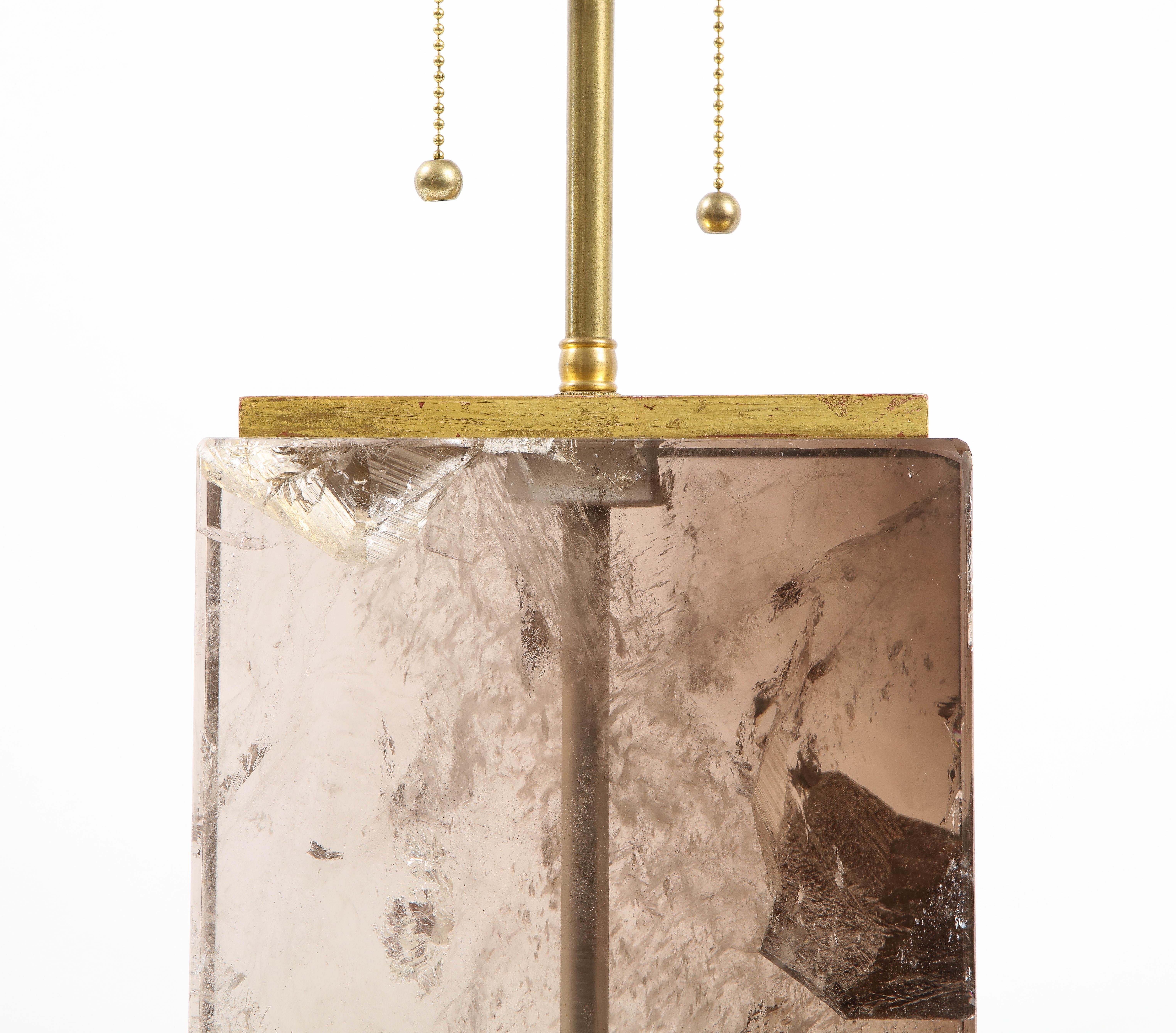 Paire de grandes lampes françaises du 20e siècle en cristal de roche fumé et bois doré avec base en bois en vente 2