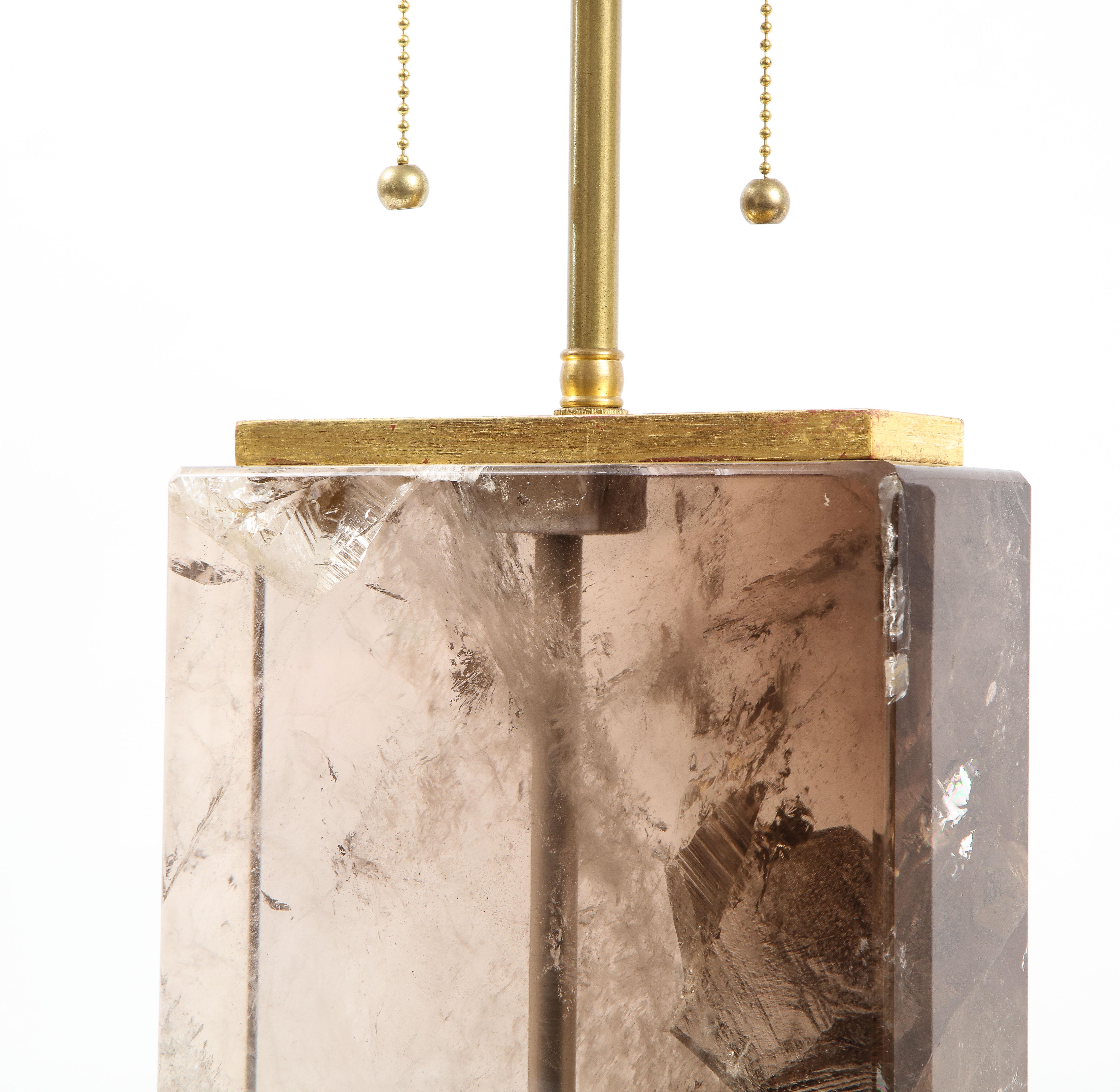 Paire de grandes lampes françaises du 20e siècle en cristal de roche fumé et bois doré avec base en bois en vente 3