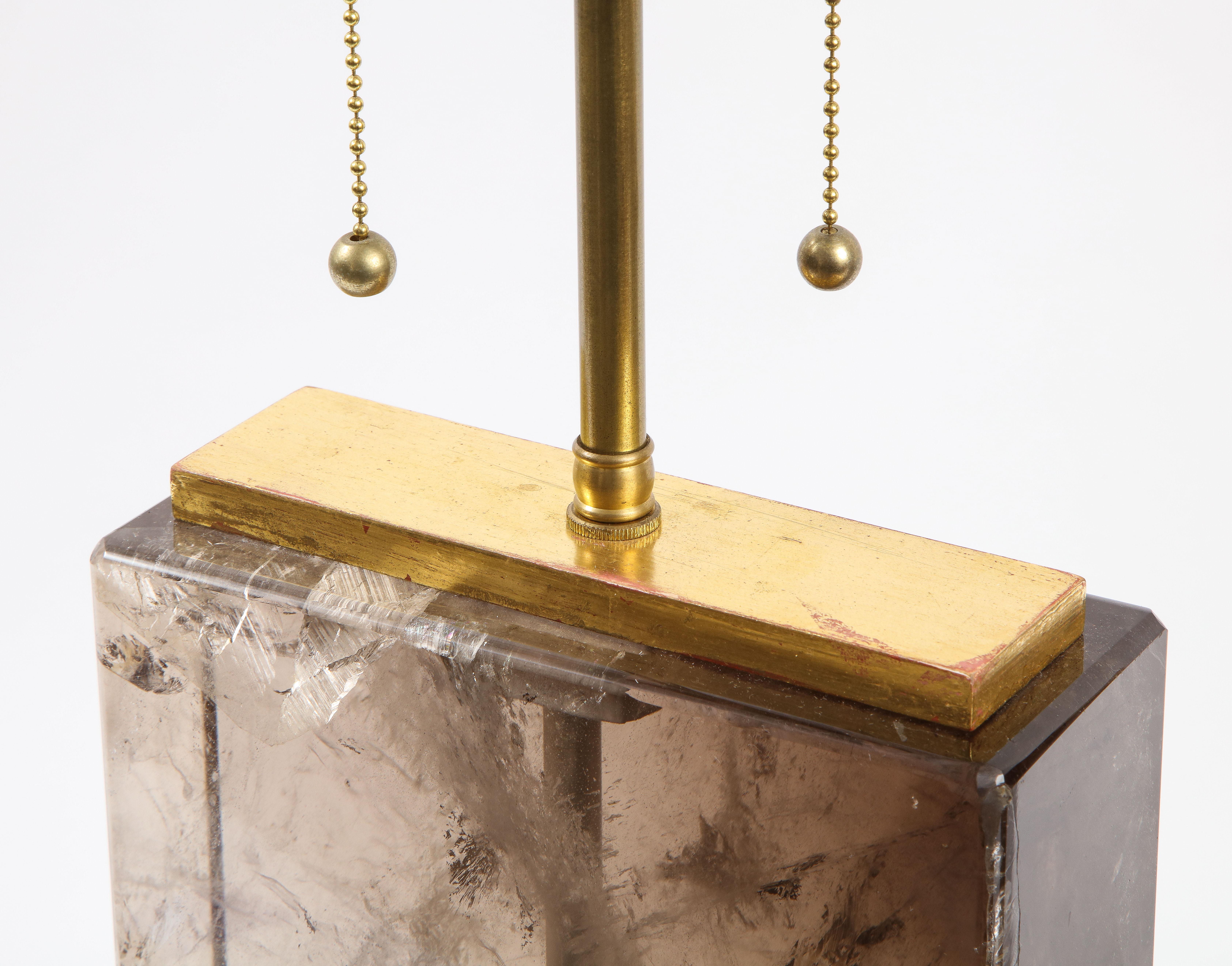 Paire de grandes lampes françaises du 20e siècle en cristal de roche fumé et bois doré avec base en bois en vente 4